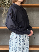 qiri / veil ribbon blouse（チャコール）