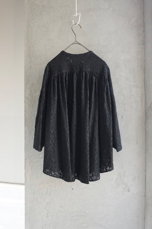 IKKUNA / shawl-collar lace blouse