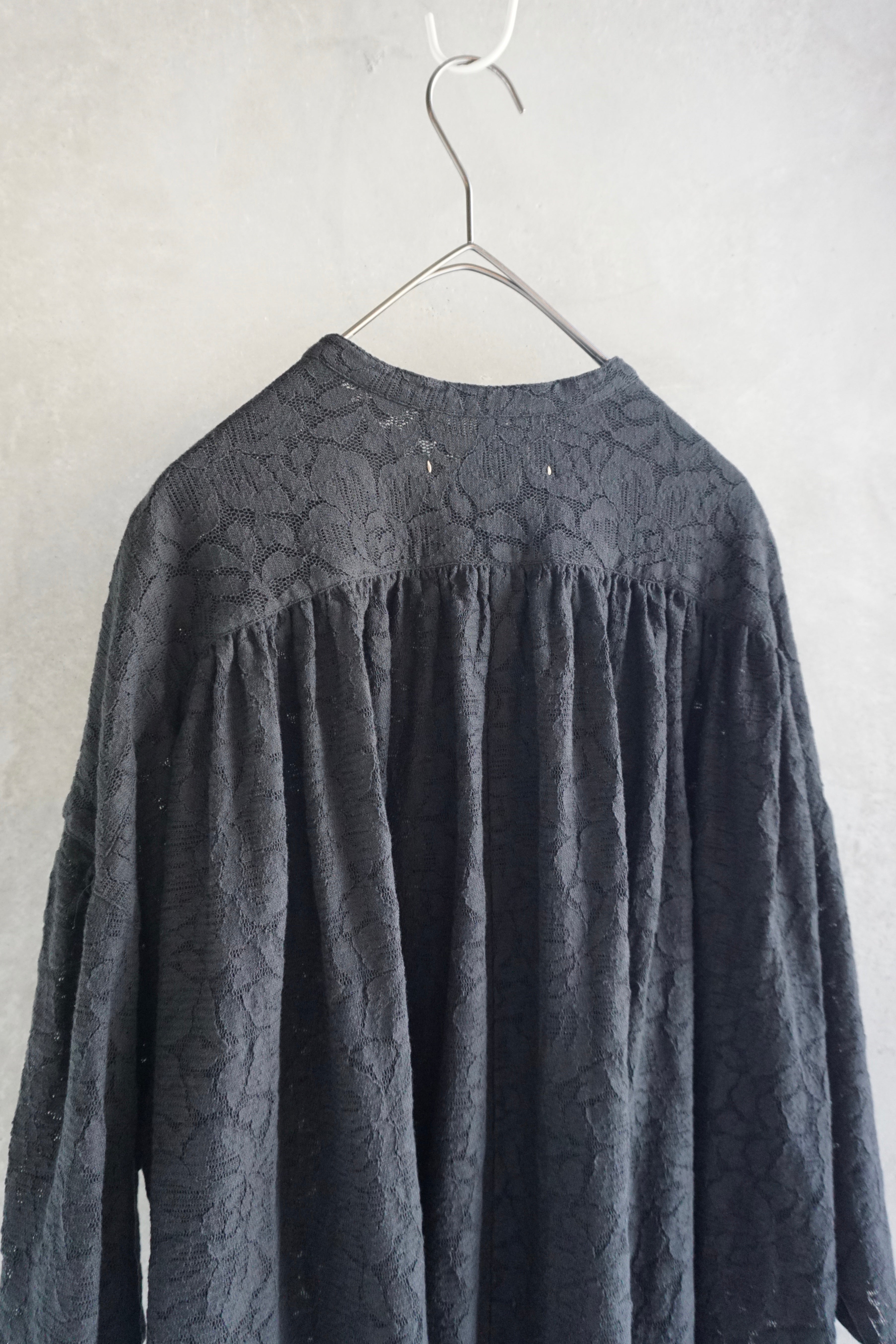 IKKUNA / shawl-collar lace blouse