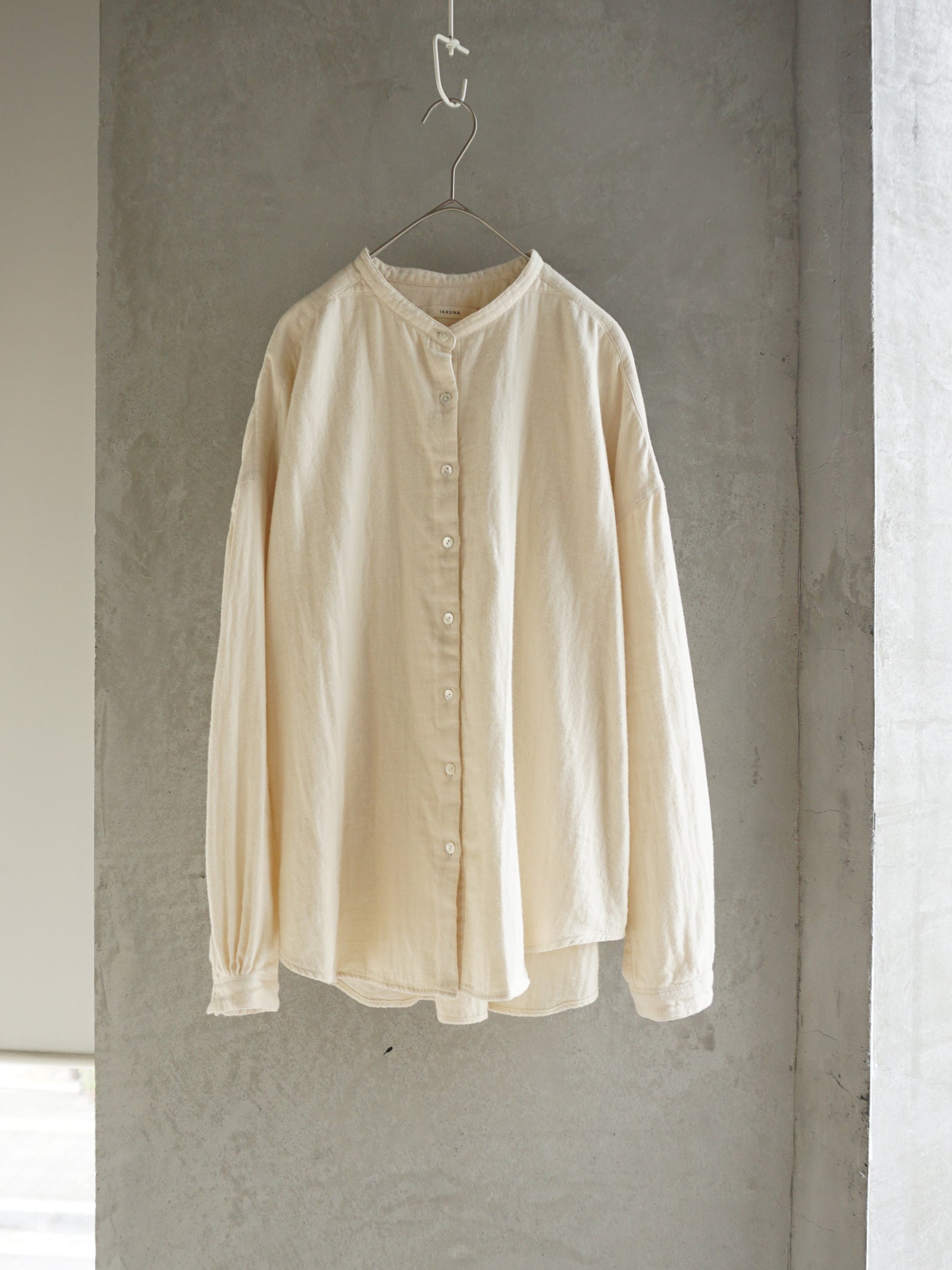 IKKUNA / gathered blouse（nude）