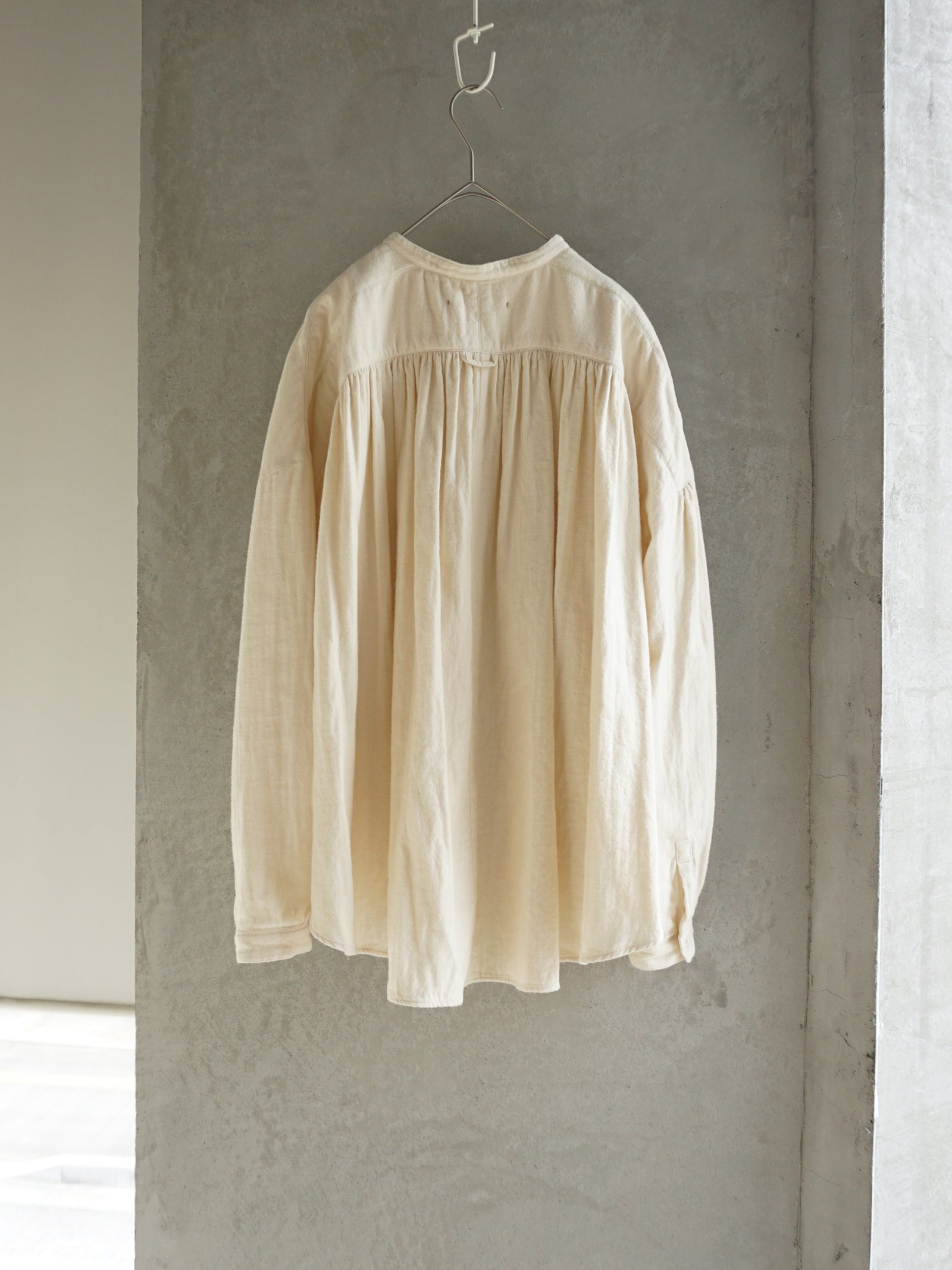 IKKUNA / gathered blouse（nude）