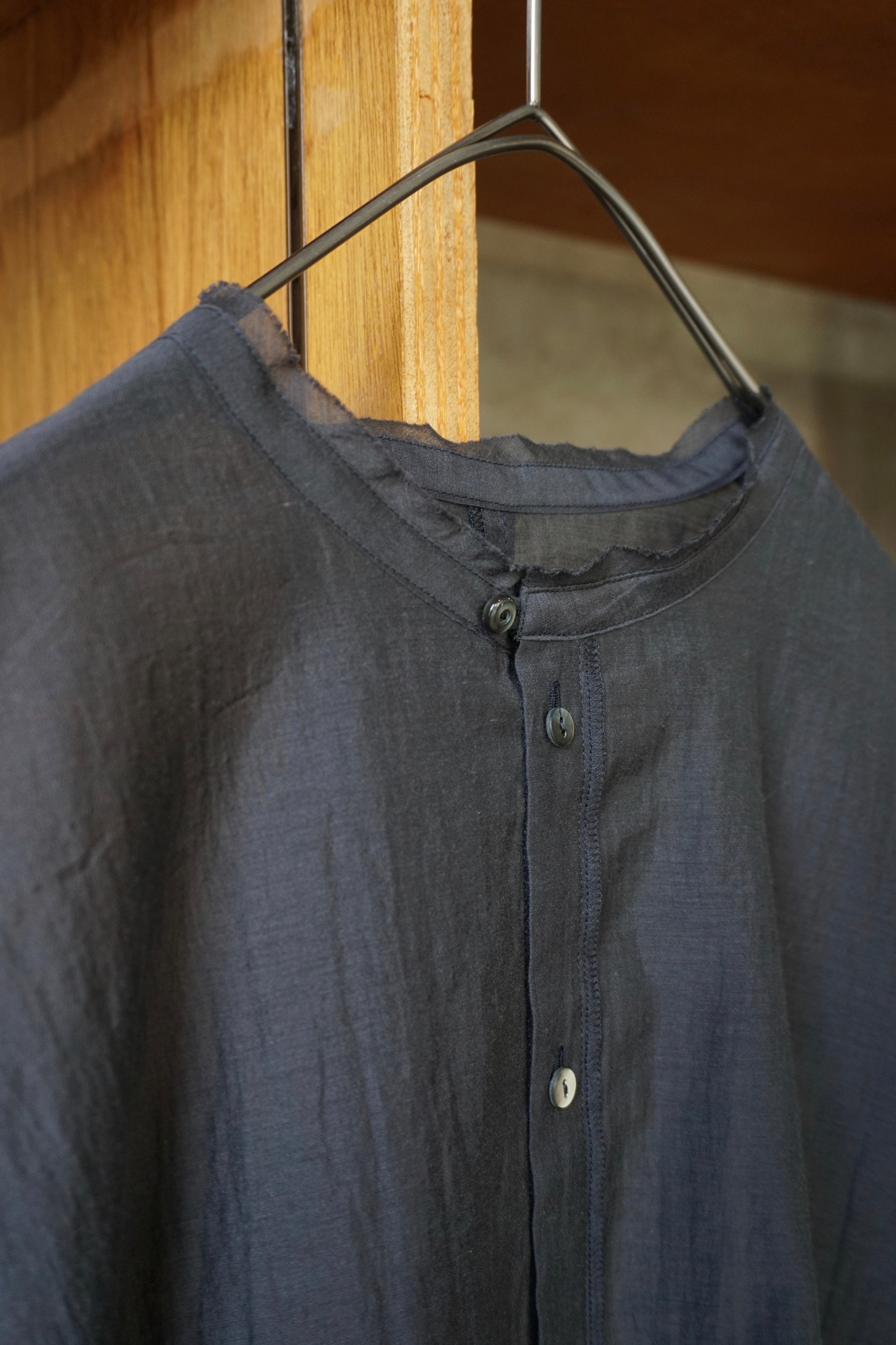 qiri / veil ribbon blouse（チャコール）