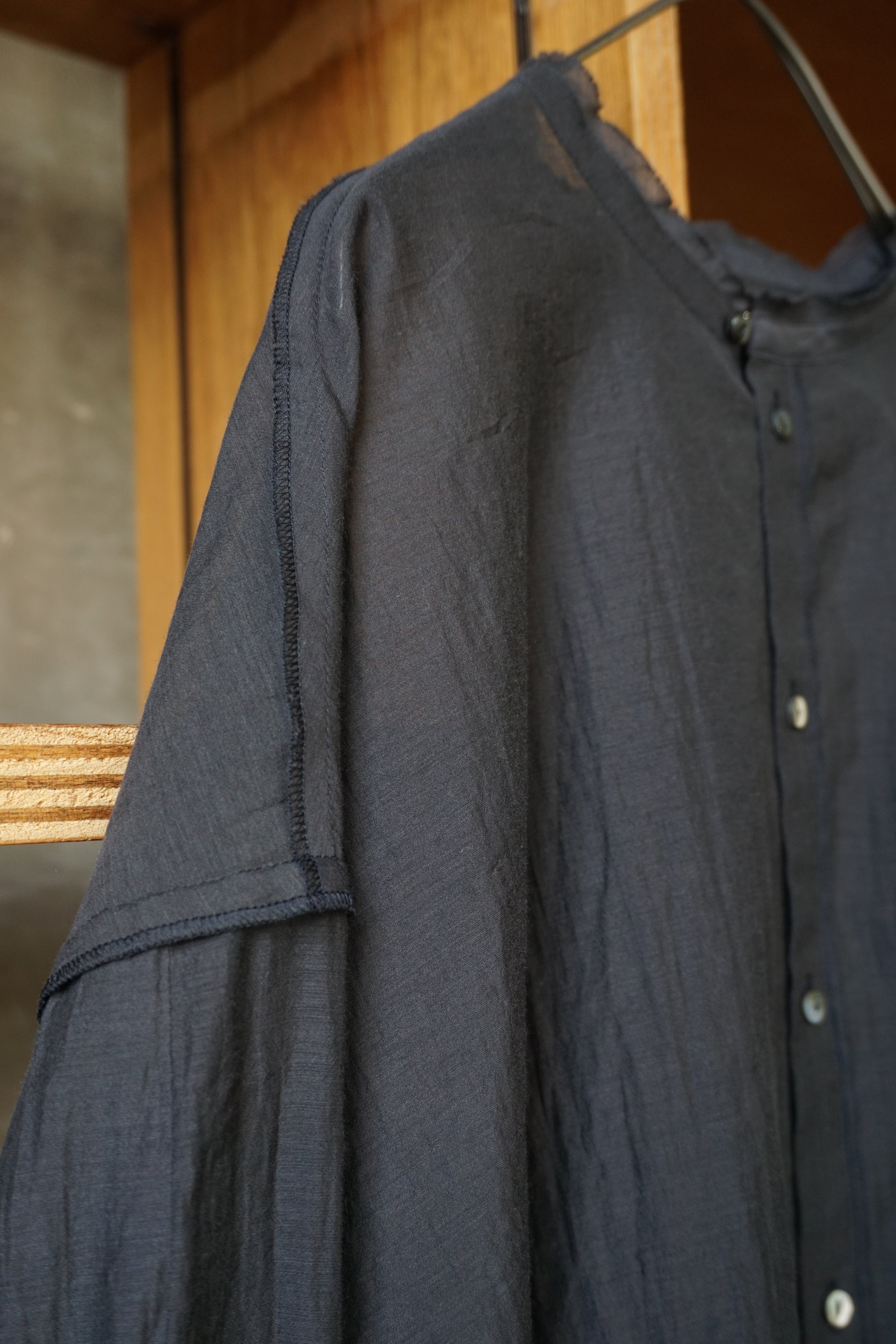 qiri / veil ribbon blouse（チャコール）