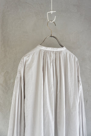 IKKUNA / puff-sleeve blouse