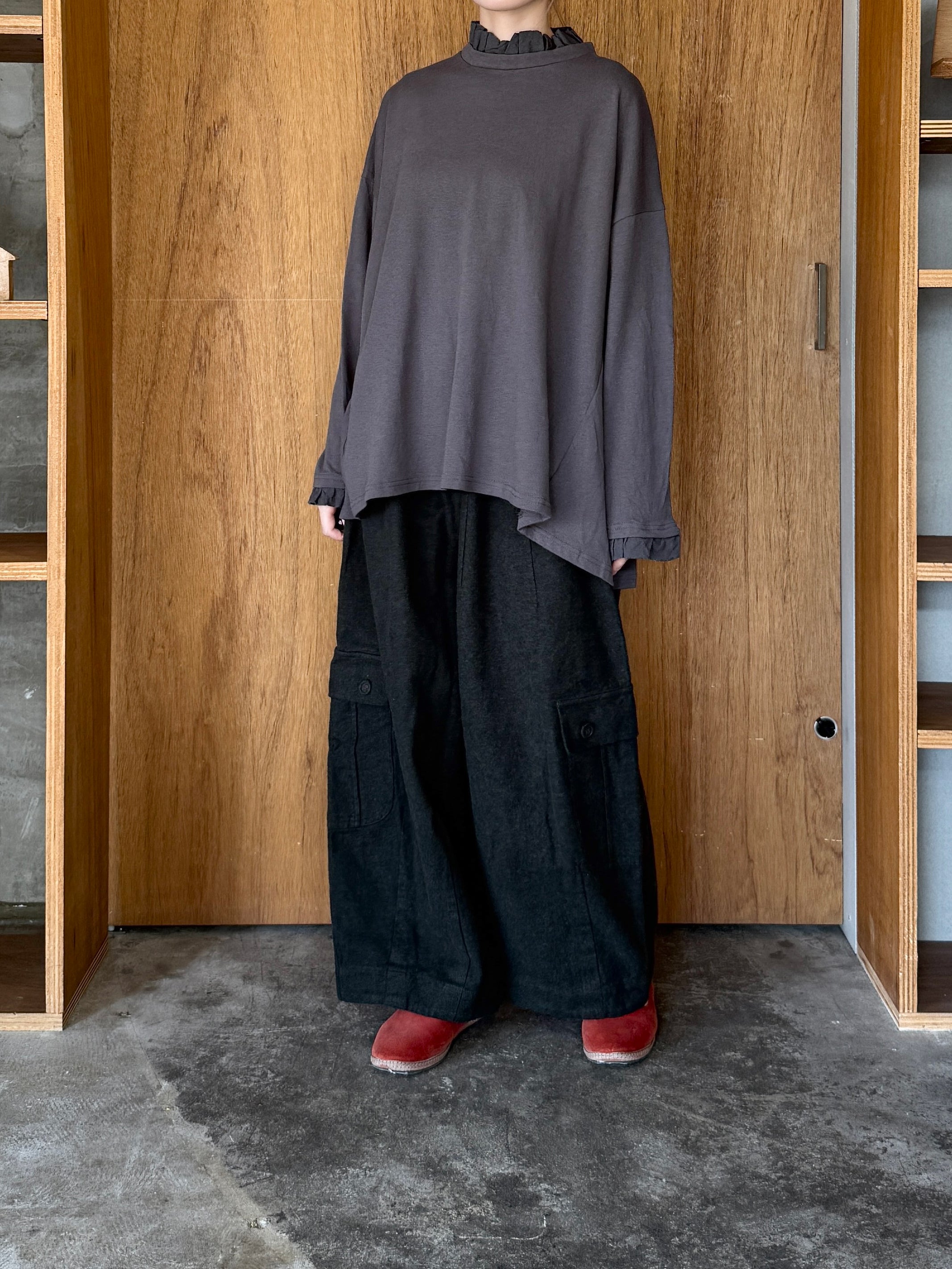 tumugu / ガーゼ裏毛 × リネンレーヨン天日干しワッシャー フリルカラープルオーバー（CHARCOAL）