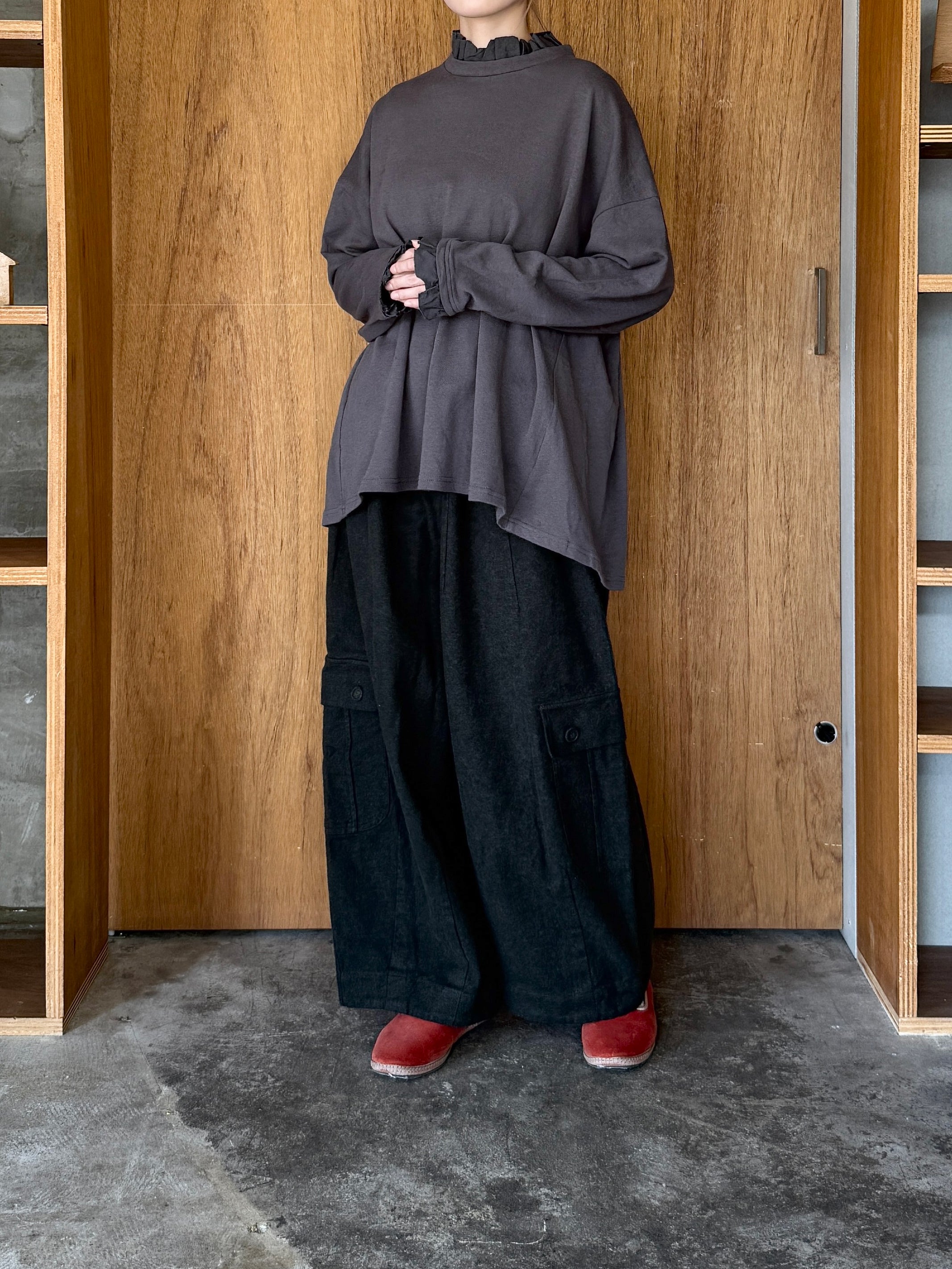 tumugu / ガーゼ裏毛 × リネンレーヨン天日干しワッシャー フリルカラープルオーバー（CHARCOAL）