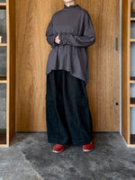 tumugu / ガーゼ裏毛 × リネンレーヨン天日干しワッシャー フリルカラープルオーバー（CHARCOAL）