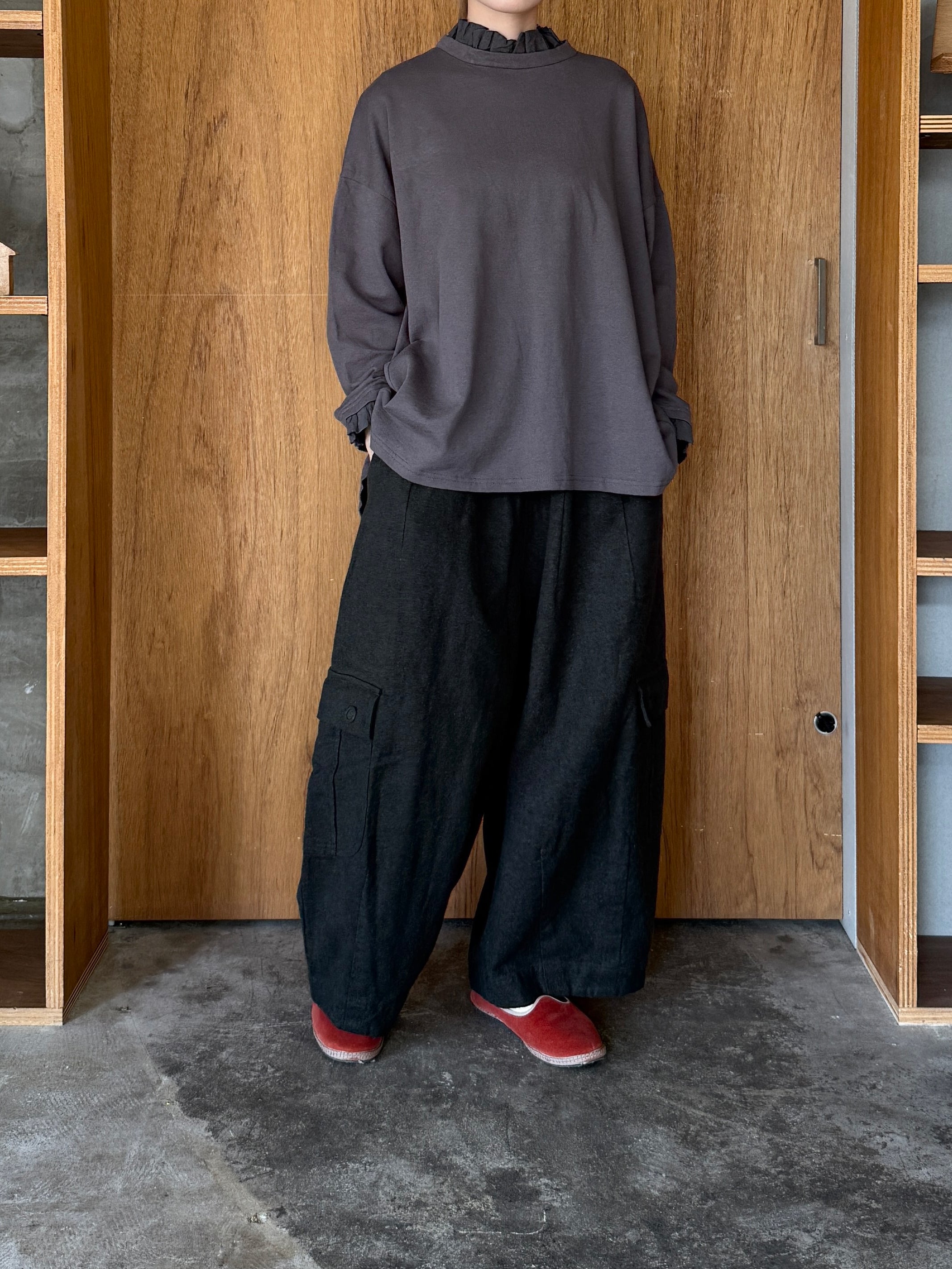 tumugu / ガーゼ裏毛 × リネンレーヨン天日干しワッシャー フリルカラープルオーバー（CHARCOAL）