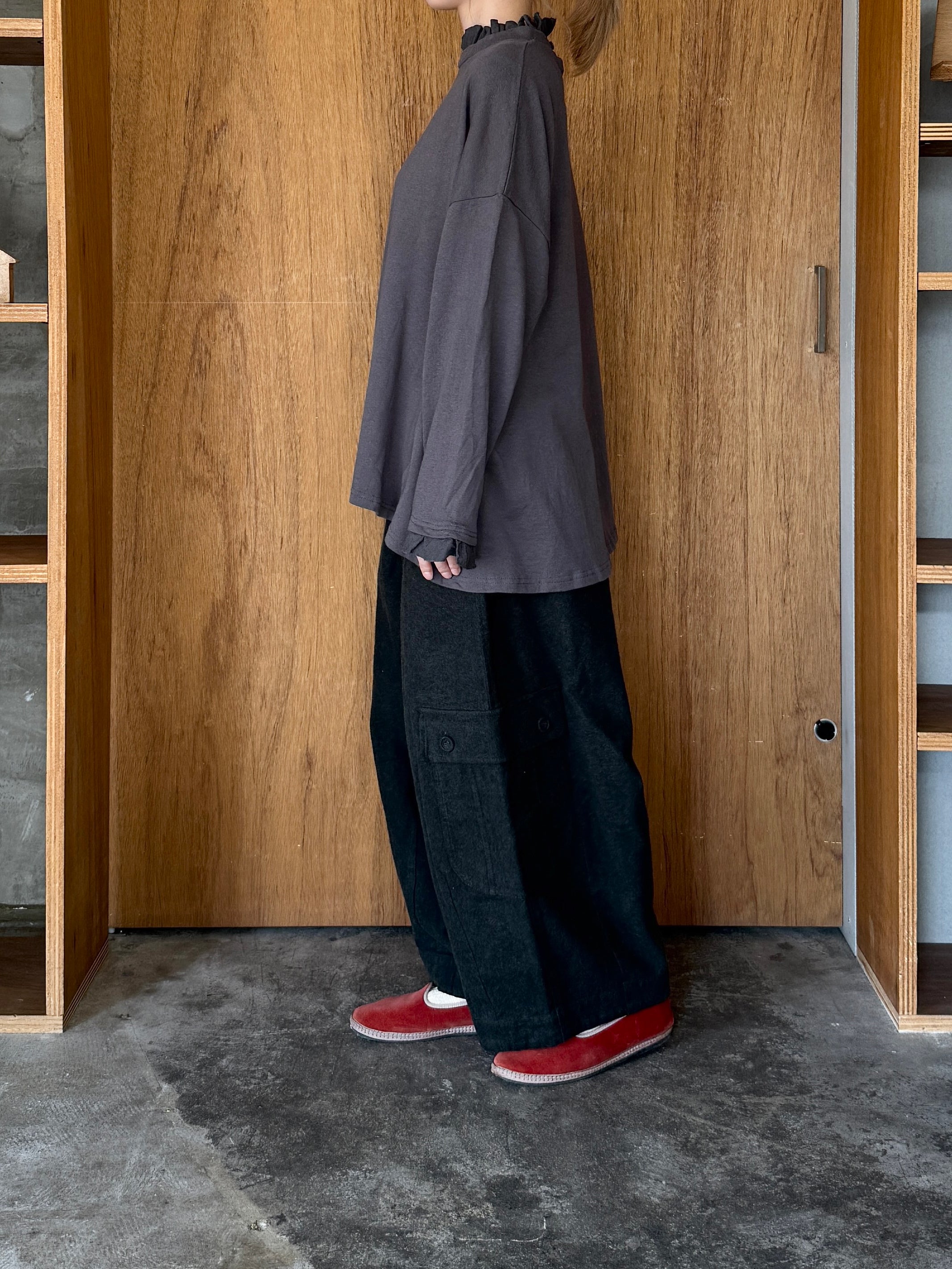 tumugu / ガーゼ裏毛 × リネンレーヨン天日干しワッシャー フリルカラープルオーバー（CHARCOAL）