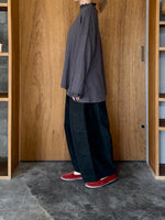 tumugu / ガーゼ裏毛 × リネンレーヨン天日干しワッシャー フリルカラープルオーバー（CHARCOAL）