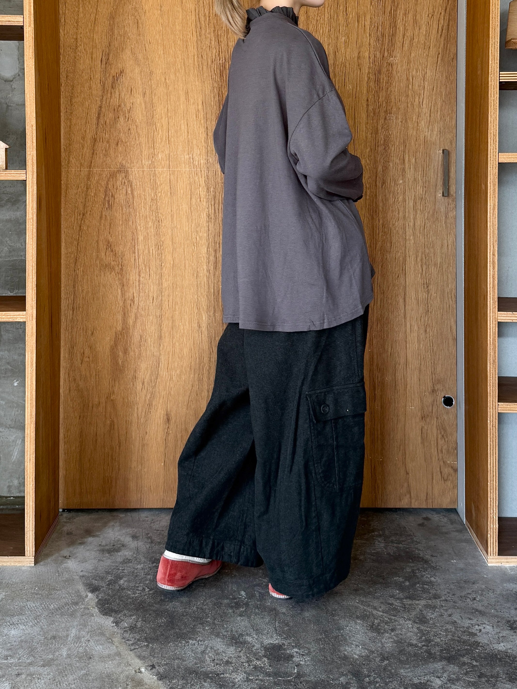 tumugu / ガーゼ裏毛 × リネンレーヨン天日干しワッシャー フリルカラープルオーバー（CHARCOAL）