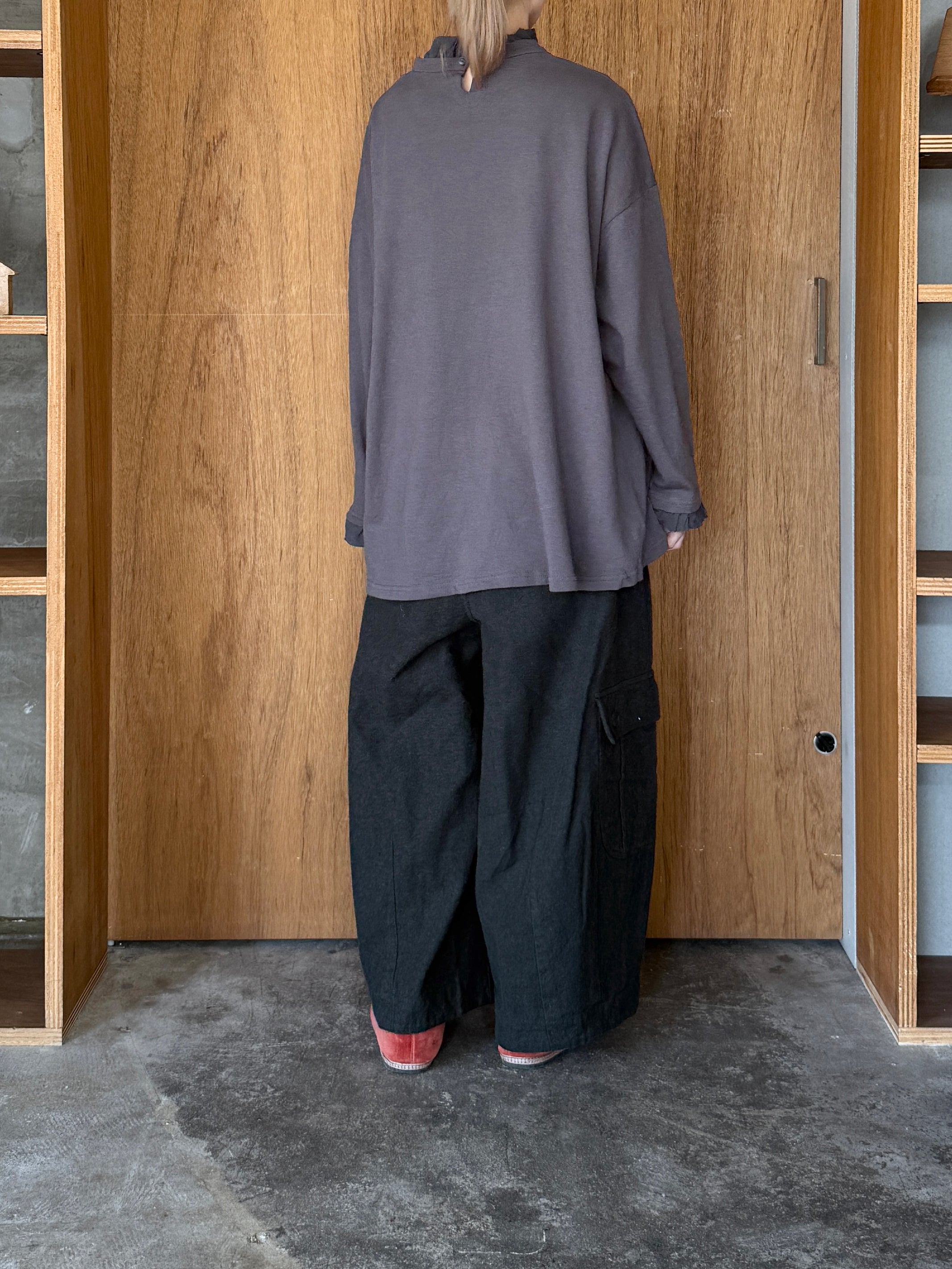 tumugu / ガーゼ裏毛 × リネンレーヨン天日干しワッシャー フリルカラープルオーバー（CHARCOAL）