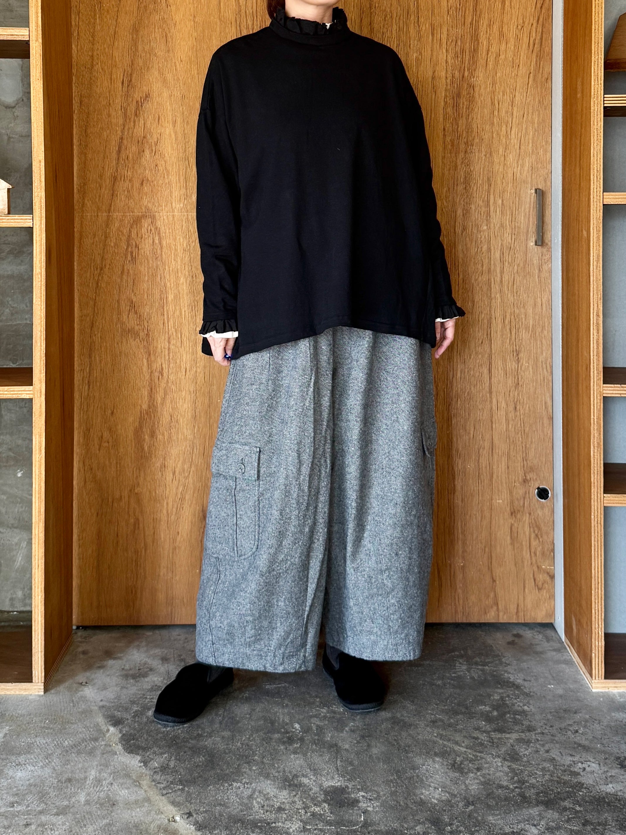 tumugu / ガーゼ裏毛 × リネンレーヨン天日干しワッシャー フリルカラープルオーバー（BLACK）