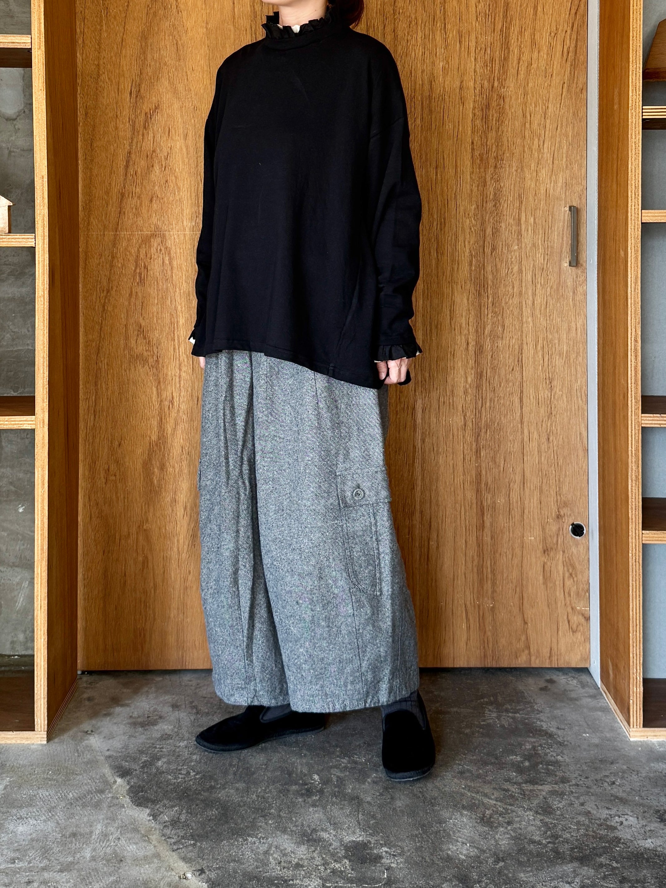 tumugu / ガーゼ裏毛 × リネンレーヨン天日干しワッシャー フリルカラープルオーバー（BLACK）