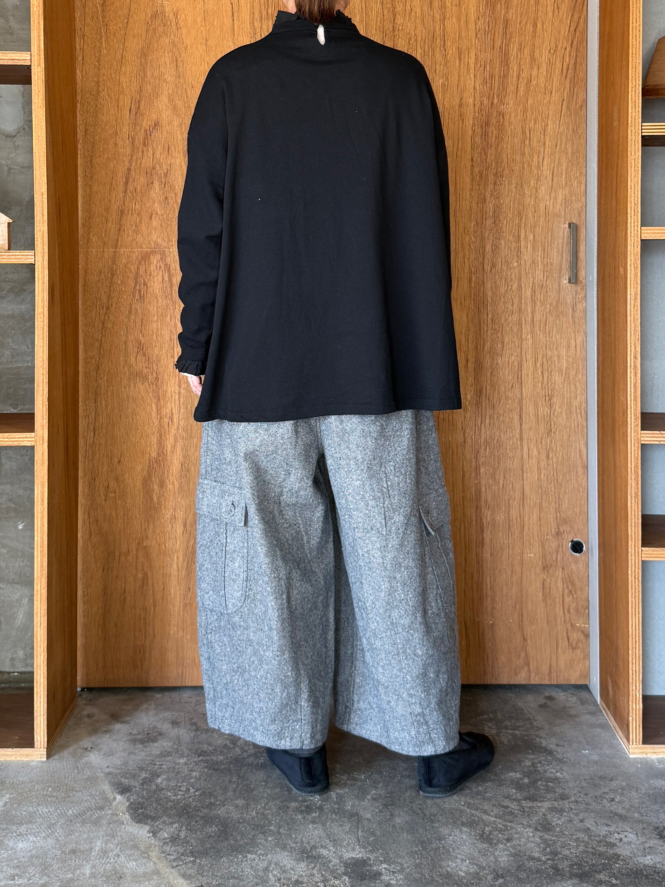 tumugu / ガーゼ裏毛 × リネンレーヨン天日干しワッシャー フリルカラープルオーバー（BLACK）