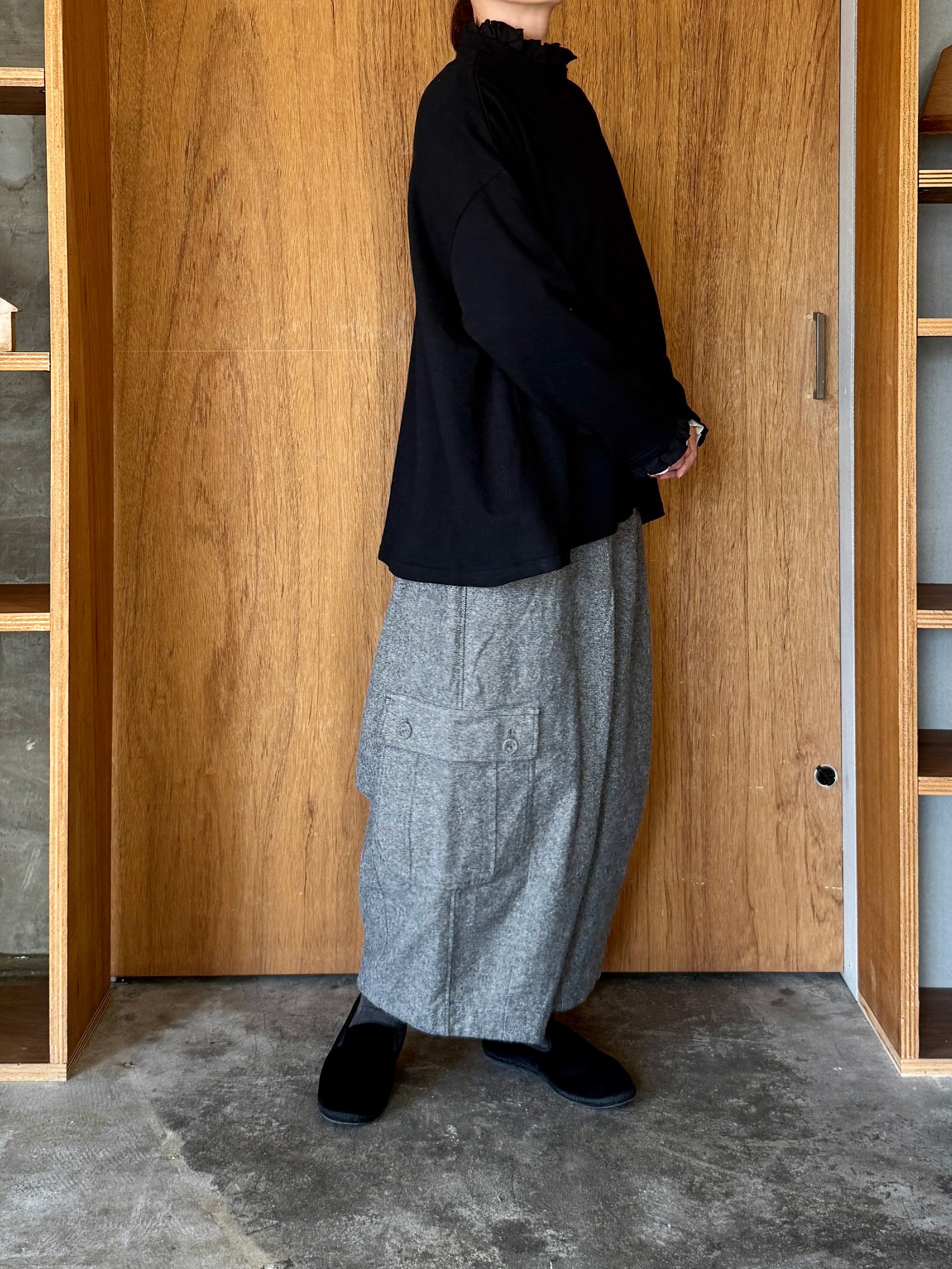 tumugu / ガーゼ裏毛 × リネンレーヨン天日干しワッシャー フリルカラープルオーバー（BLACK）