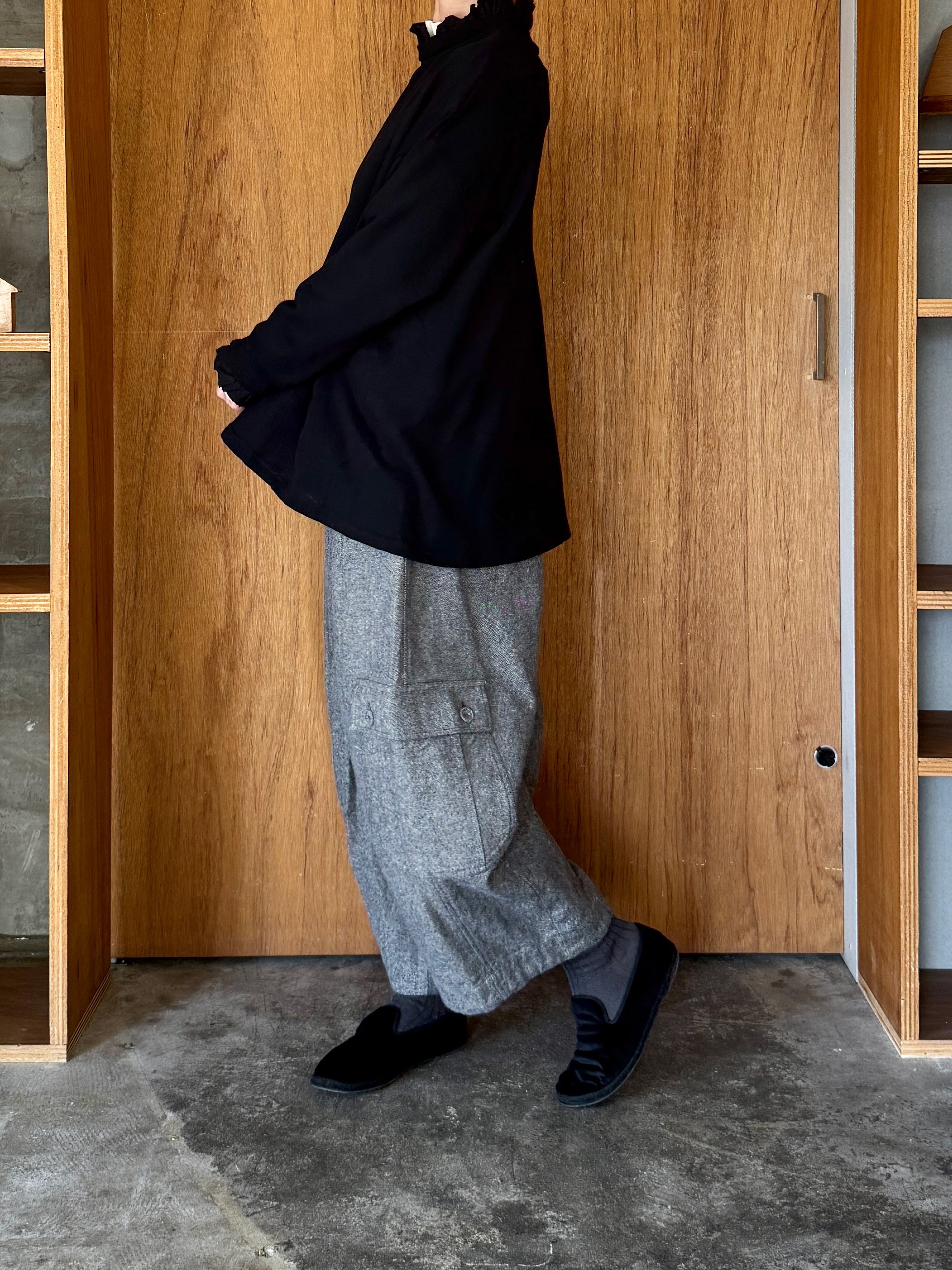 tumugu / ガーゼ裏毛 × リネンレーヨン天日干しワッシャー フリルカラープルオーバー（BLACK）