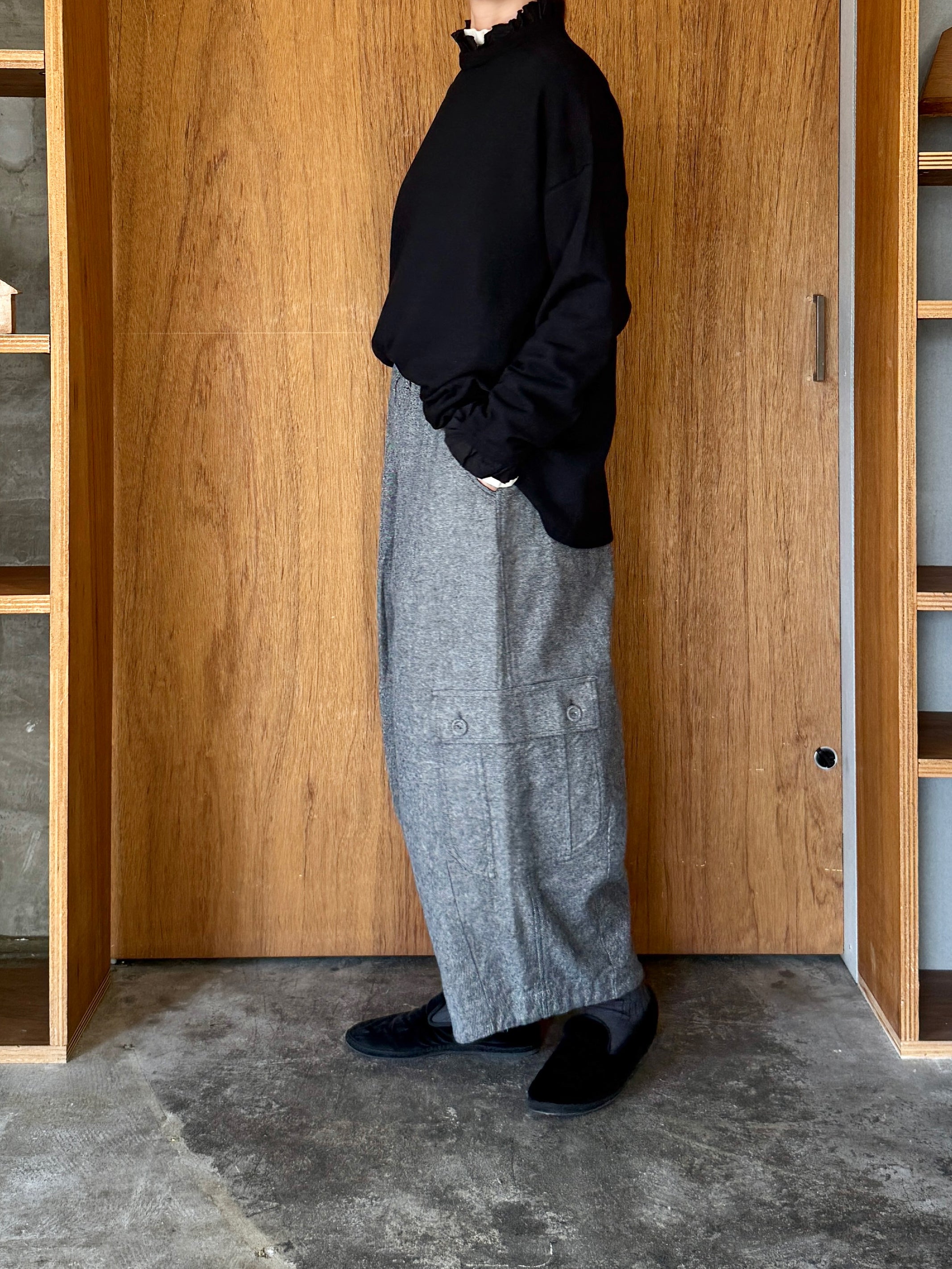 tumugu / ガーゼ裏毛 × リネンレーヨン天日干しワッシャー フリルカラープルオーバー（BLACK）