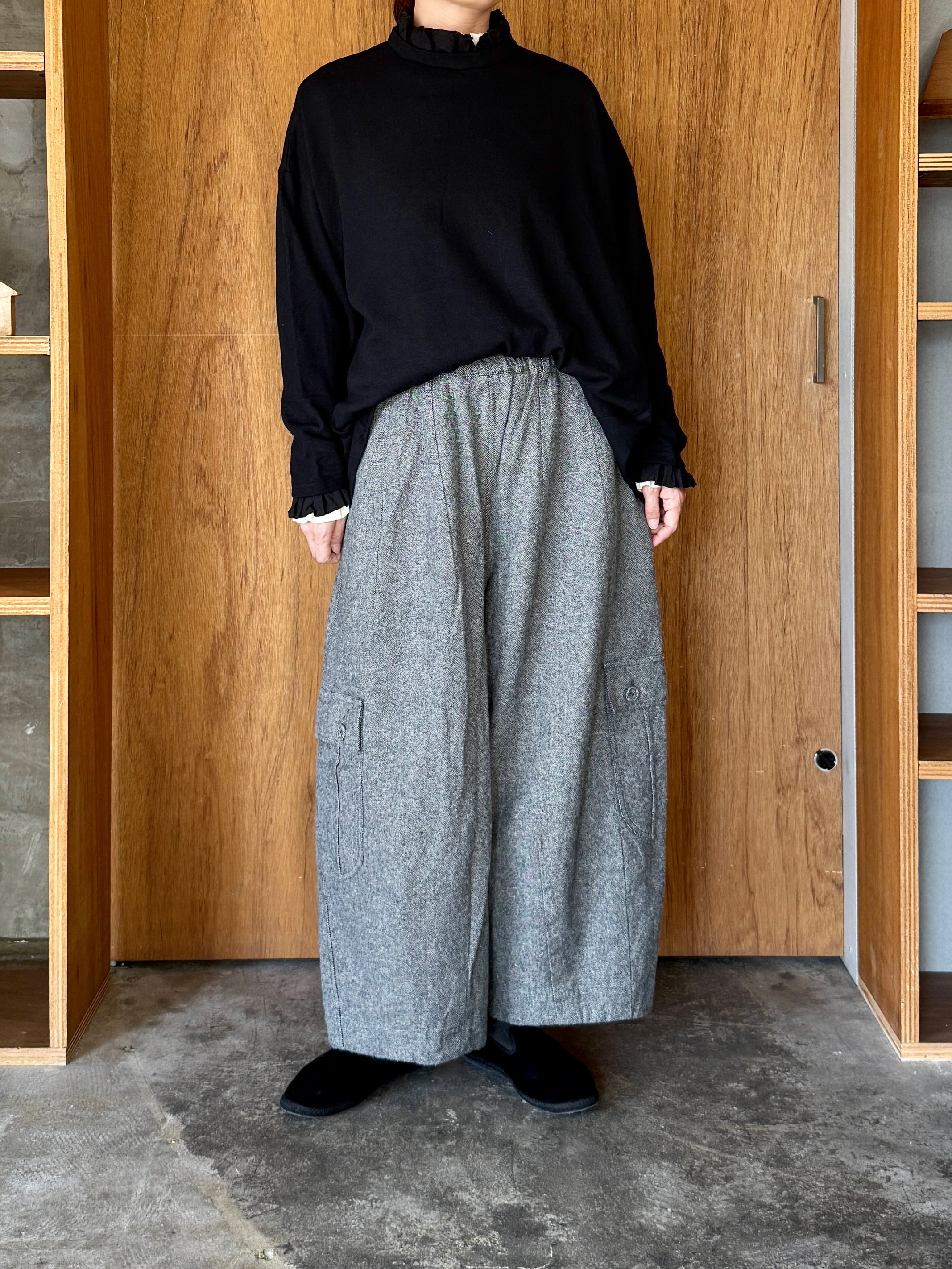 tumugu / ガーゼ裏毛 × リネンレーヨン天日干しワッシャー フリルカラープルオーバー（BLACK）