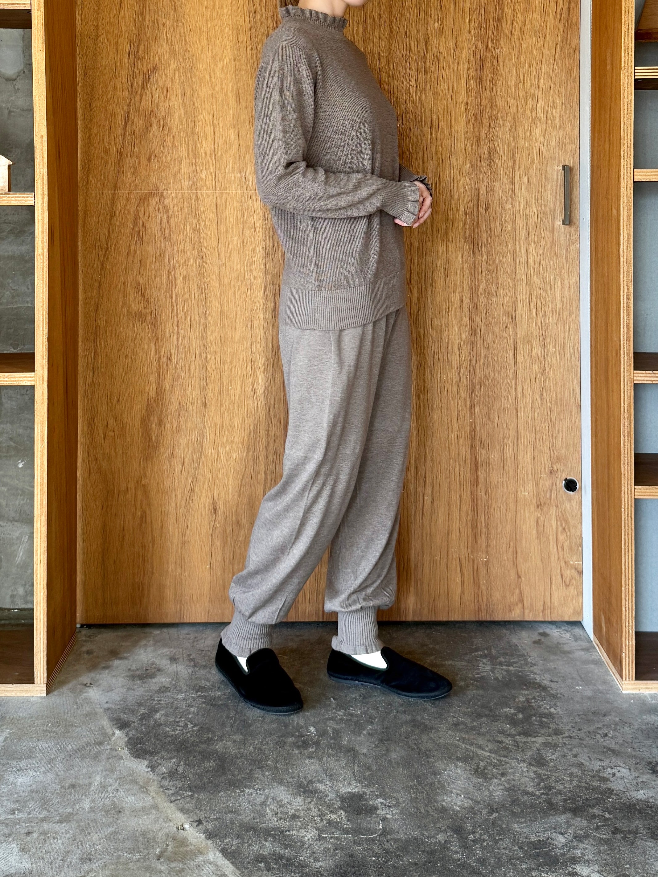 tumugu / ランダムリブニット フリルレギンス（MOLE BROWN）