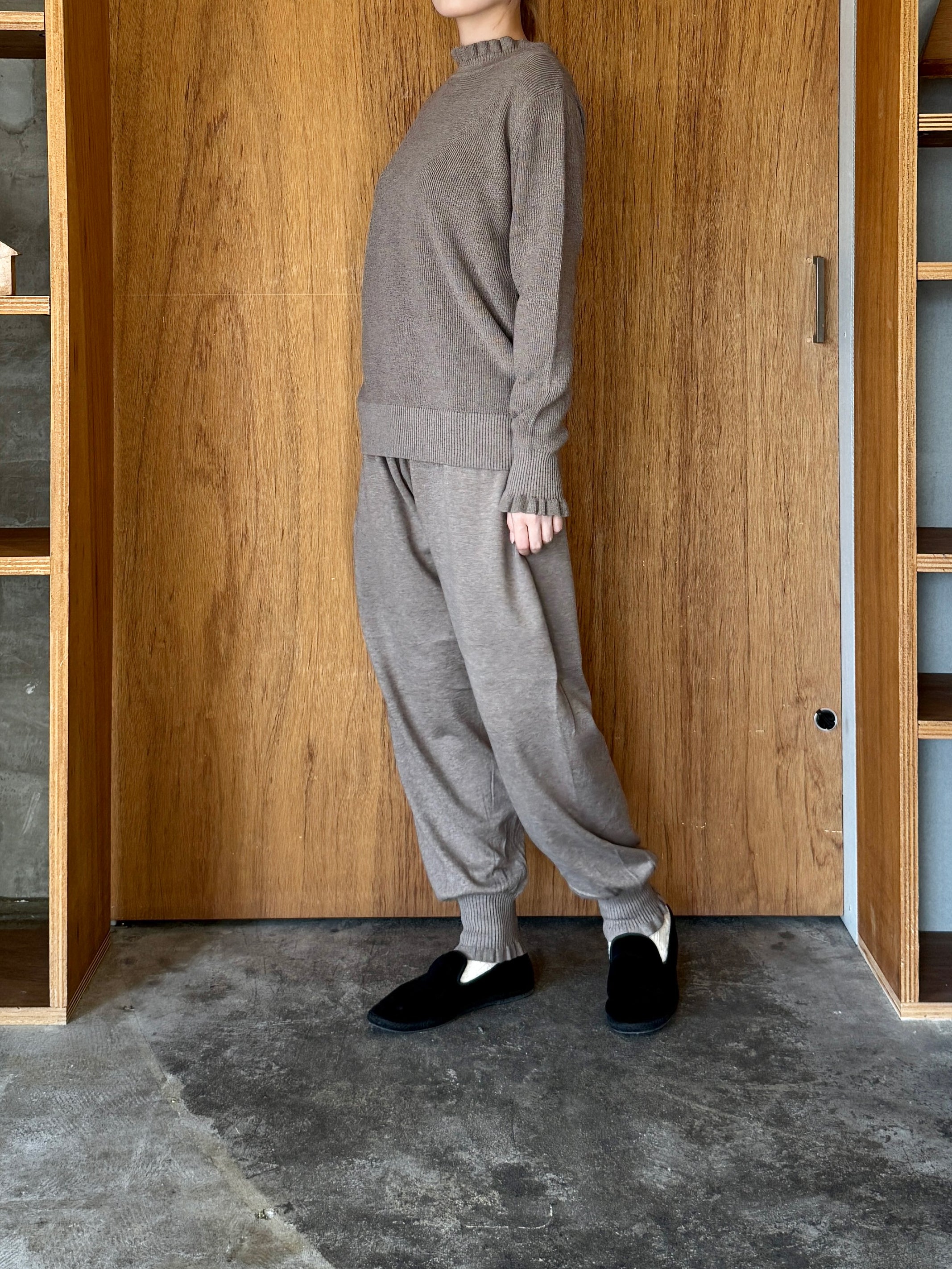 tumugu / ランダムリブニット フリルレギンス（MOLE BROWN）