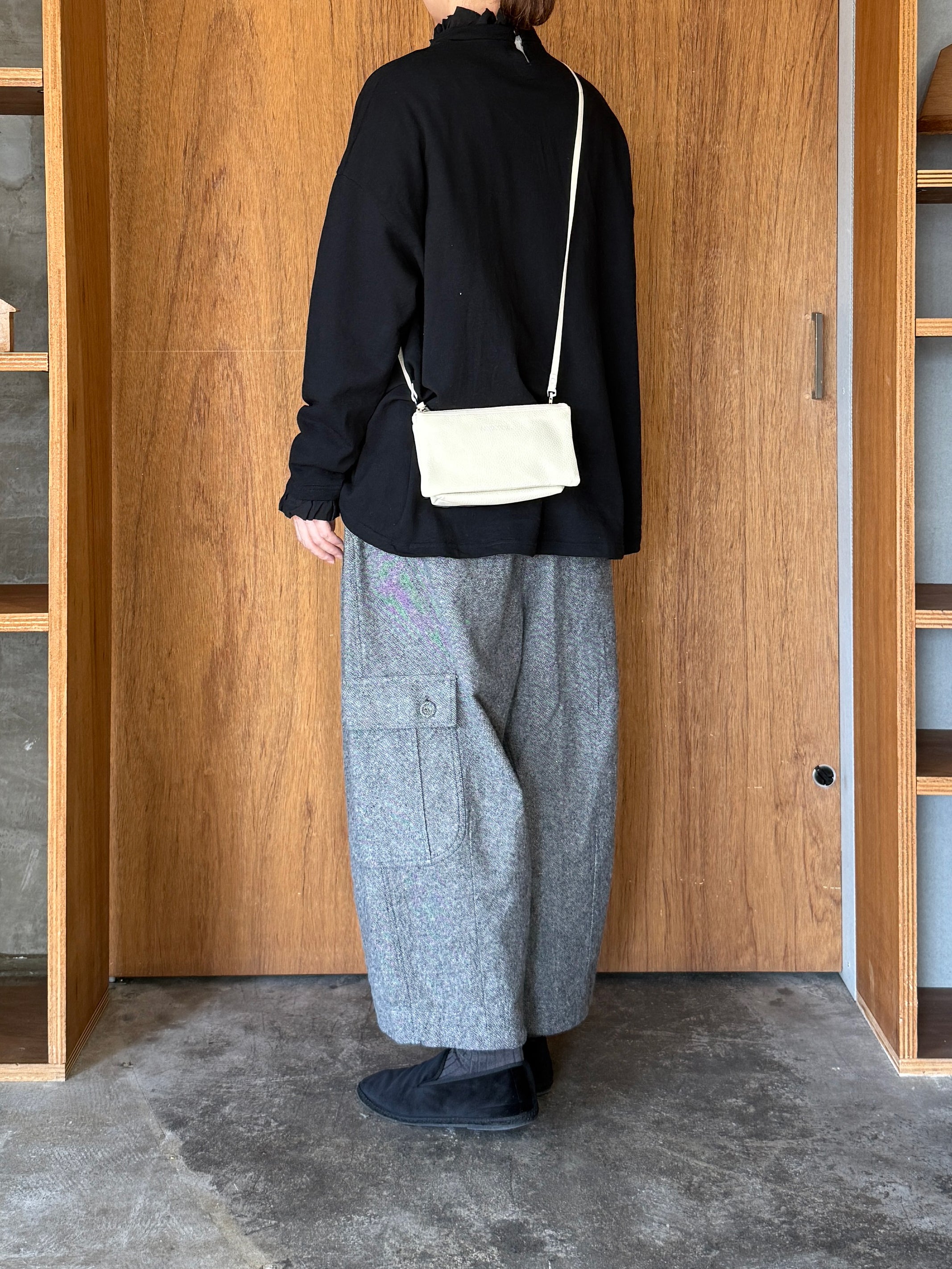 tumugu / ガーゼ裏毛 × リネンレーヨン天日干しワッシャー フリルカラープルオーバー（BLACK）