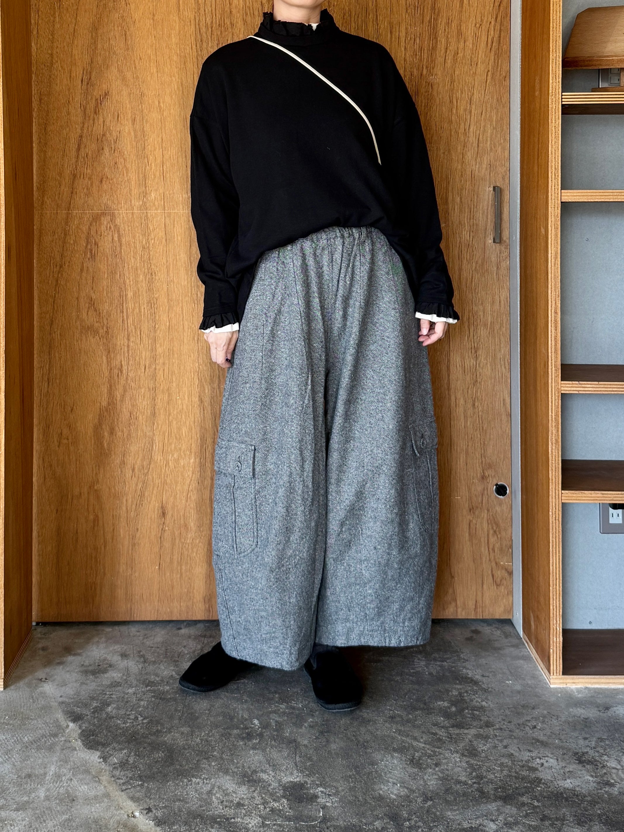 tumugu / ガーゼ裏毛 × リネンレーヨン天日干しワッシャー フリルカラープルオーバー（BLACK）