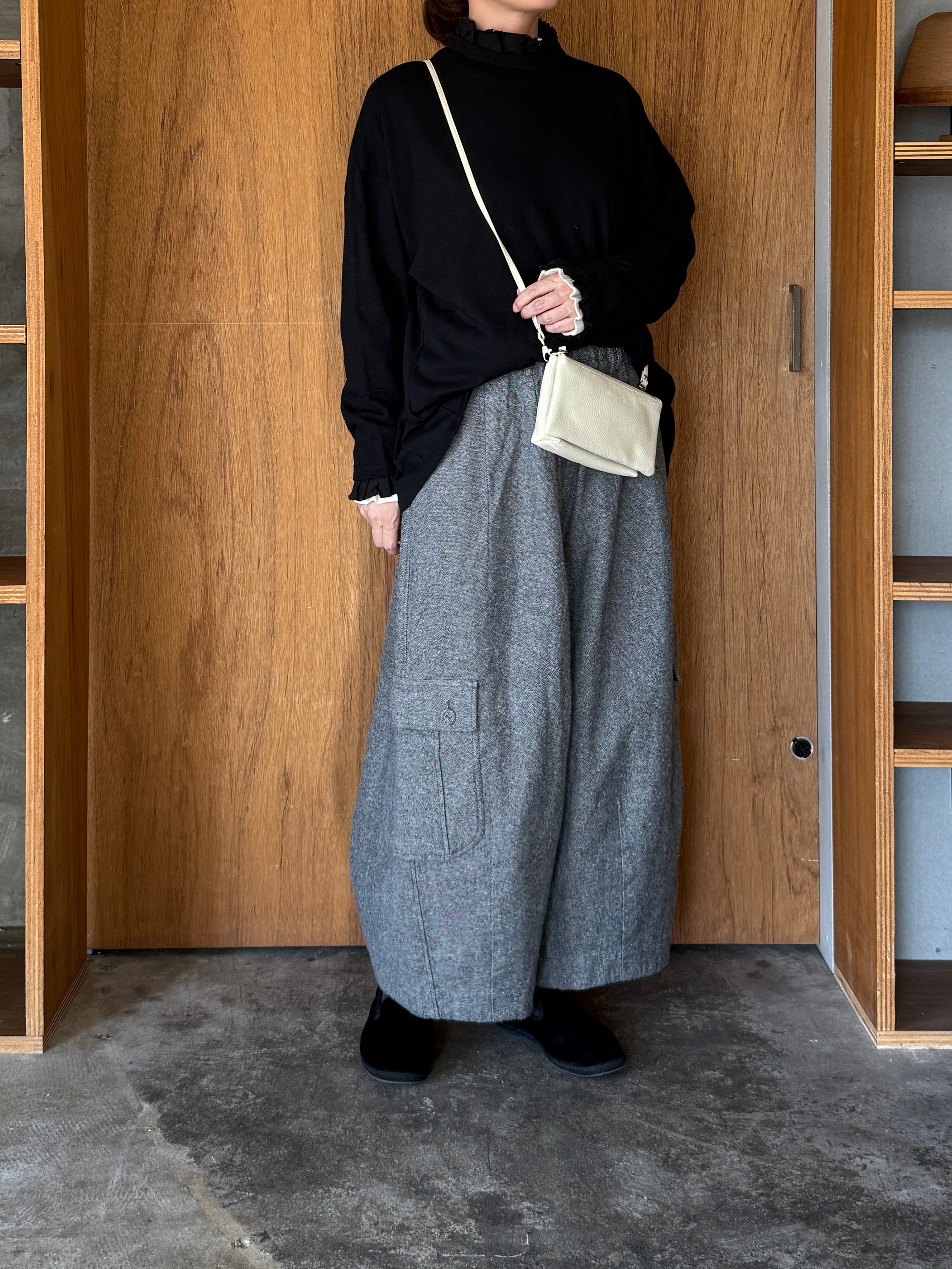 tumugu / ガーゼ裏毛 × リネンレーヨン天日干しワッシャー フリルカラープルオーバー（BLACK）