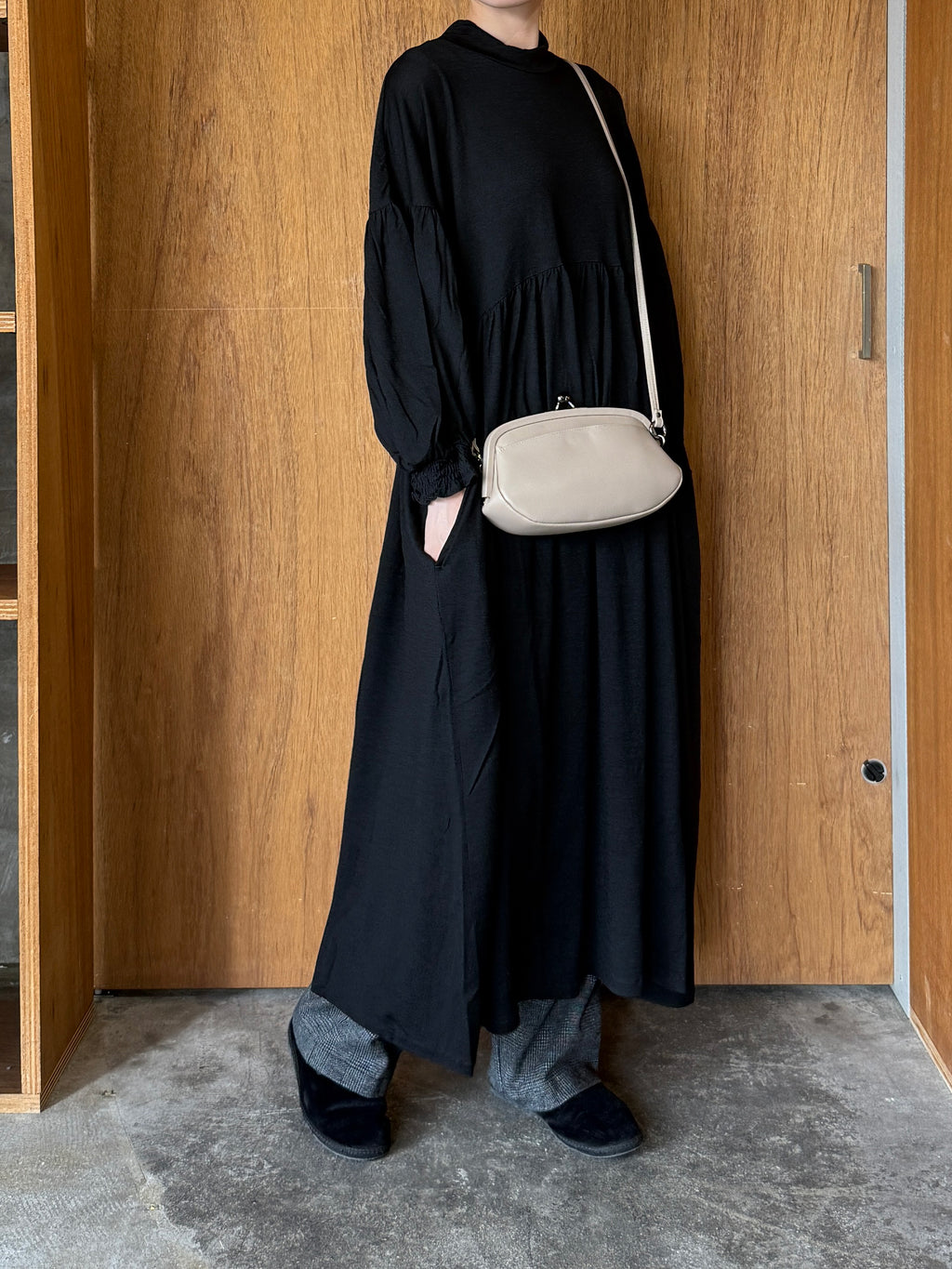 UNIVERSAL TISSU / ウォッシャブルウール天竺 モックネックOP（クロ）