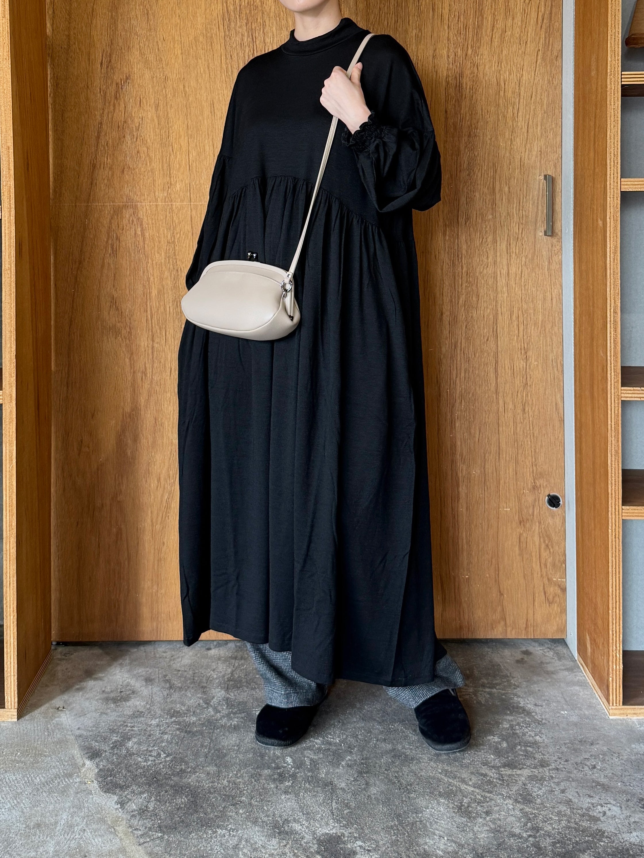 UNIVERSAL TISSU / ウォッシャブルウール天竺 モックネックOP（クロ）