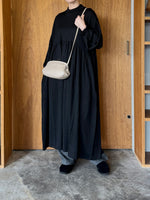 UNIVERSAL TISSU / ウォッシャブルウール天竺 モックネックOP（クロ）