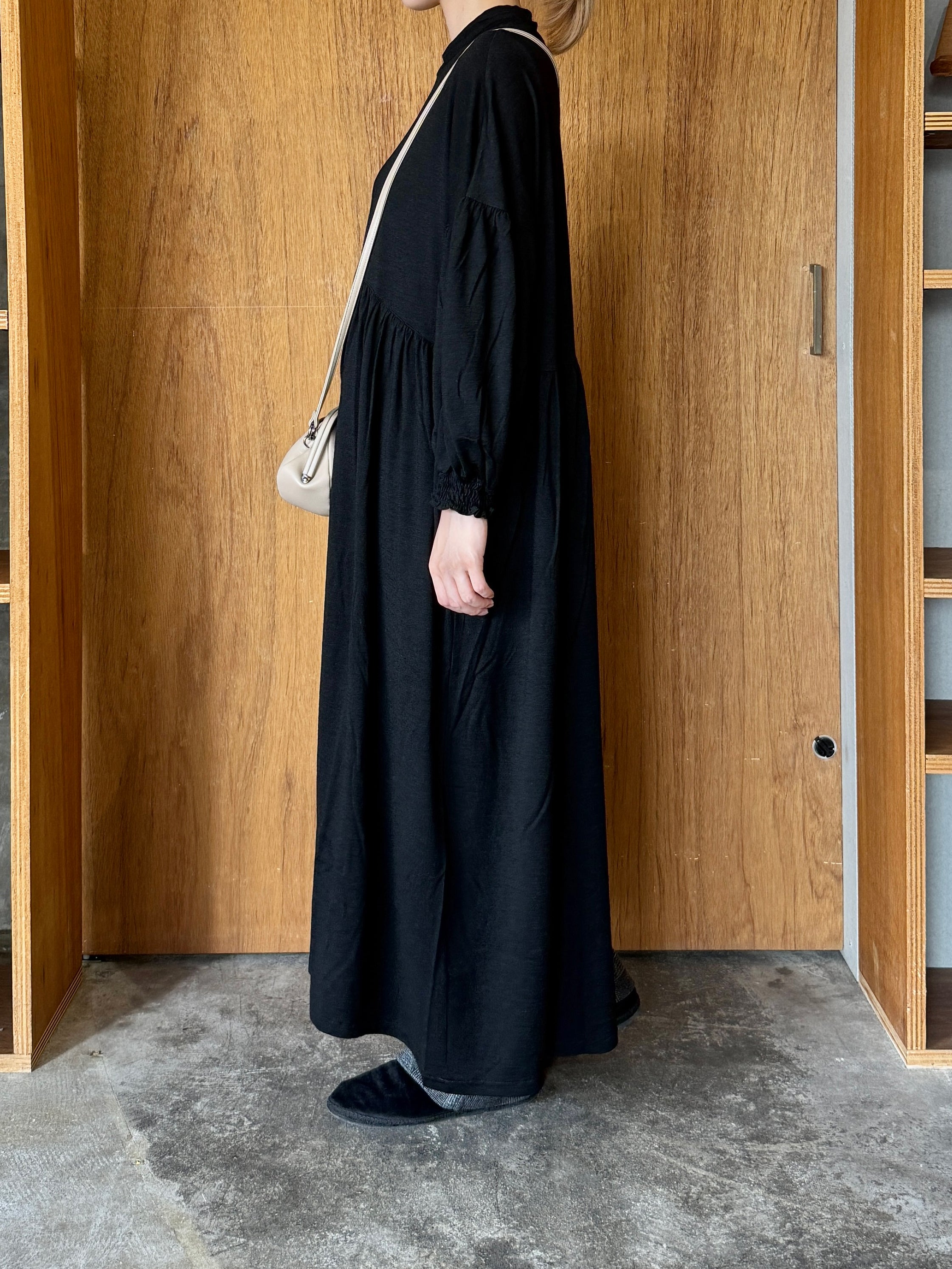 UNIVERSAL TISSU / ウォッシャブルウール天竺 モックネックOP（クロ）