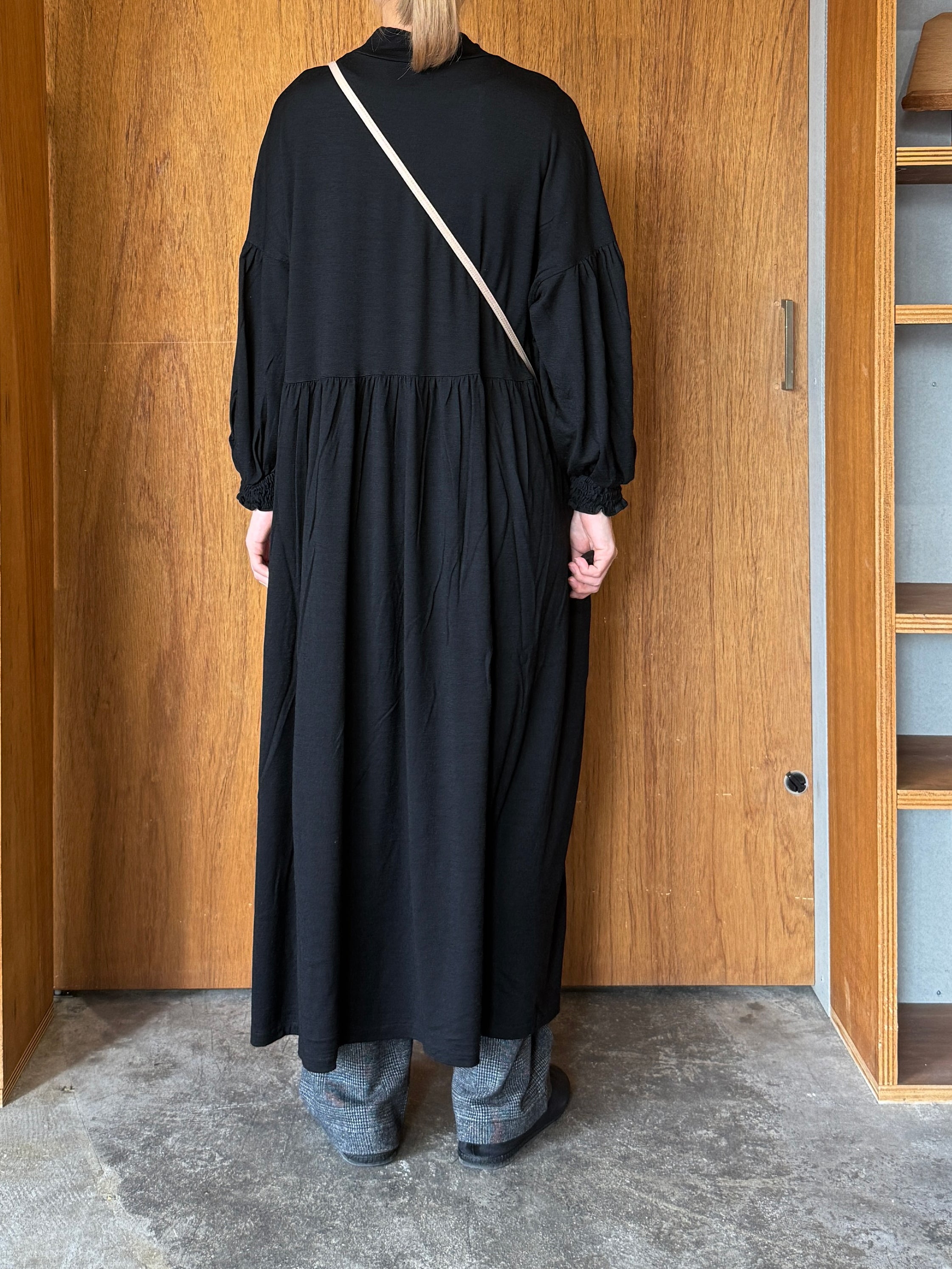 UNIVERSAL TISSU / ウォッシャブルウール天竺 モックネックOP（クロ）