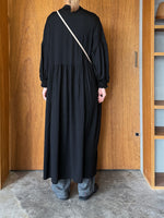 UNIVERSAL TISSU / ウォッシャブルウール天竺 モックネックOP（クロ）