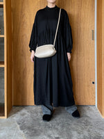 UNIVERSAL TISSU / ウォッシャブルウール天竺 モックネックOP（クロ）