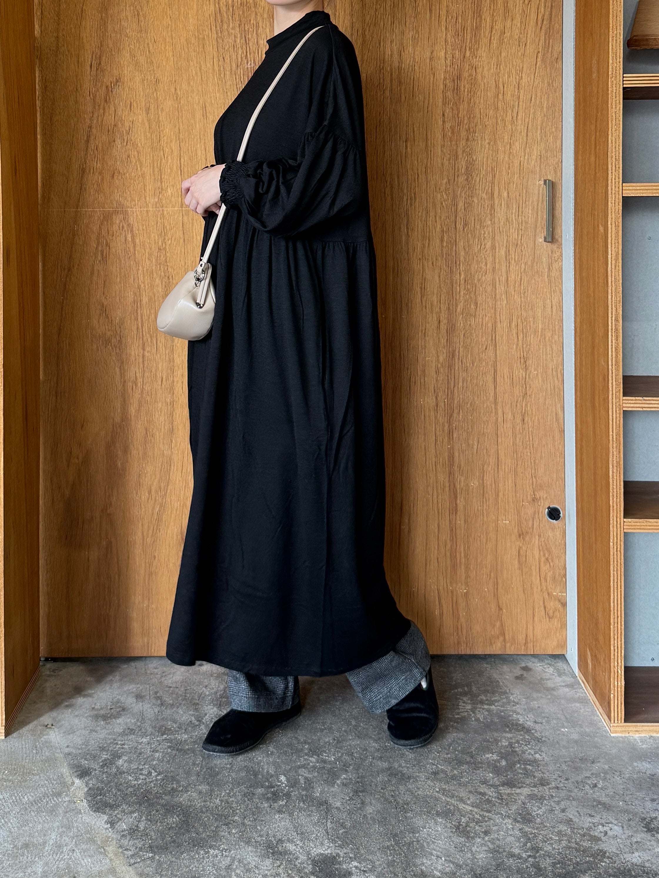 UNIVERSAL TISSU / ウォッシャブルウール天竺 モックネックOP（クロ）