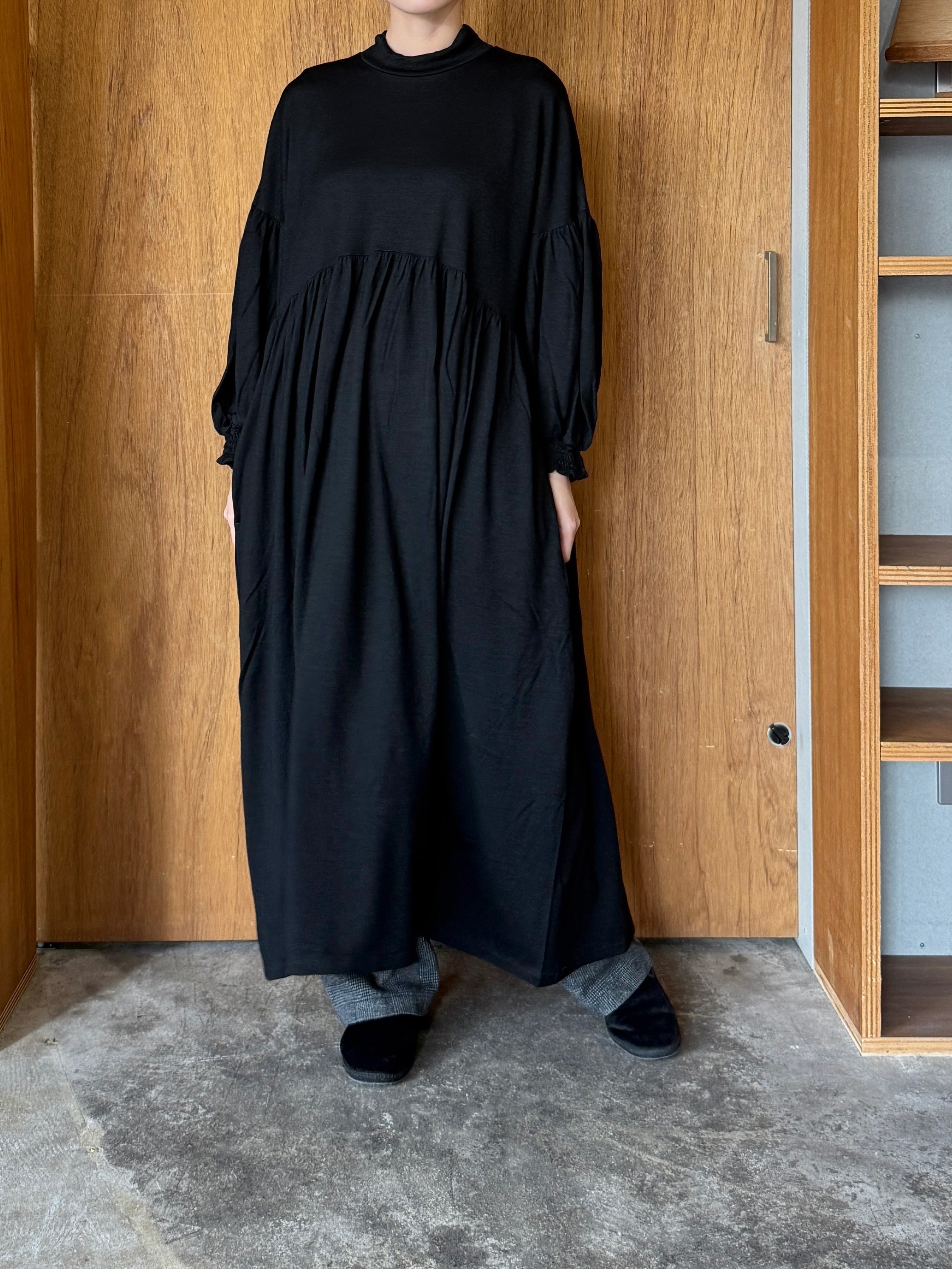 UNIVERSAL TISSU / ウォッシャブルウール天竺 モックネックOP（クロ）