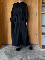 UNIVERSAL TISSU / ウォッシャブルウール天竺 モックネックOP（クロ）