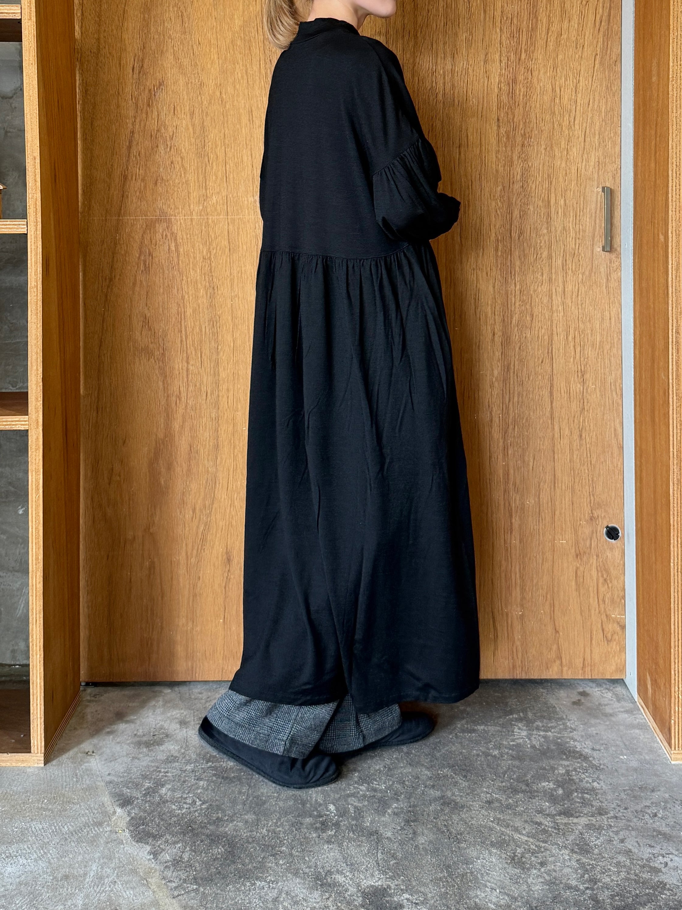 UNIVERSAL TISSU / ウォッシャブルウール天竺 モックネックOP（クロ）