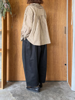 tumugu / テンセルリネンストライプ フリルブラウス（BEIGE）