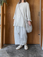 ROBE de PEAU / SATIN CAMILLE TUCKED PANTS (LIGHT GRAY)