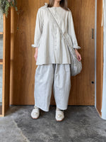 ROBE de PEAU / SATIN CAMILLE TUCKED PANTS (LIGHT GRAY)