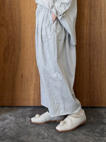 ROBE de PEAU / SATIN CAMILLE TUCKED PANTS (LIGHT GRAY)