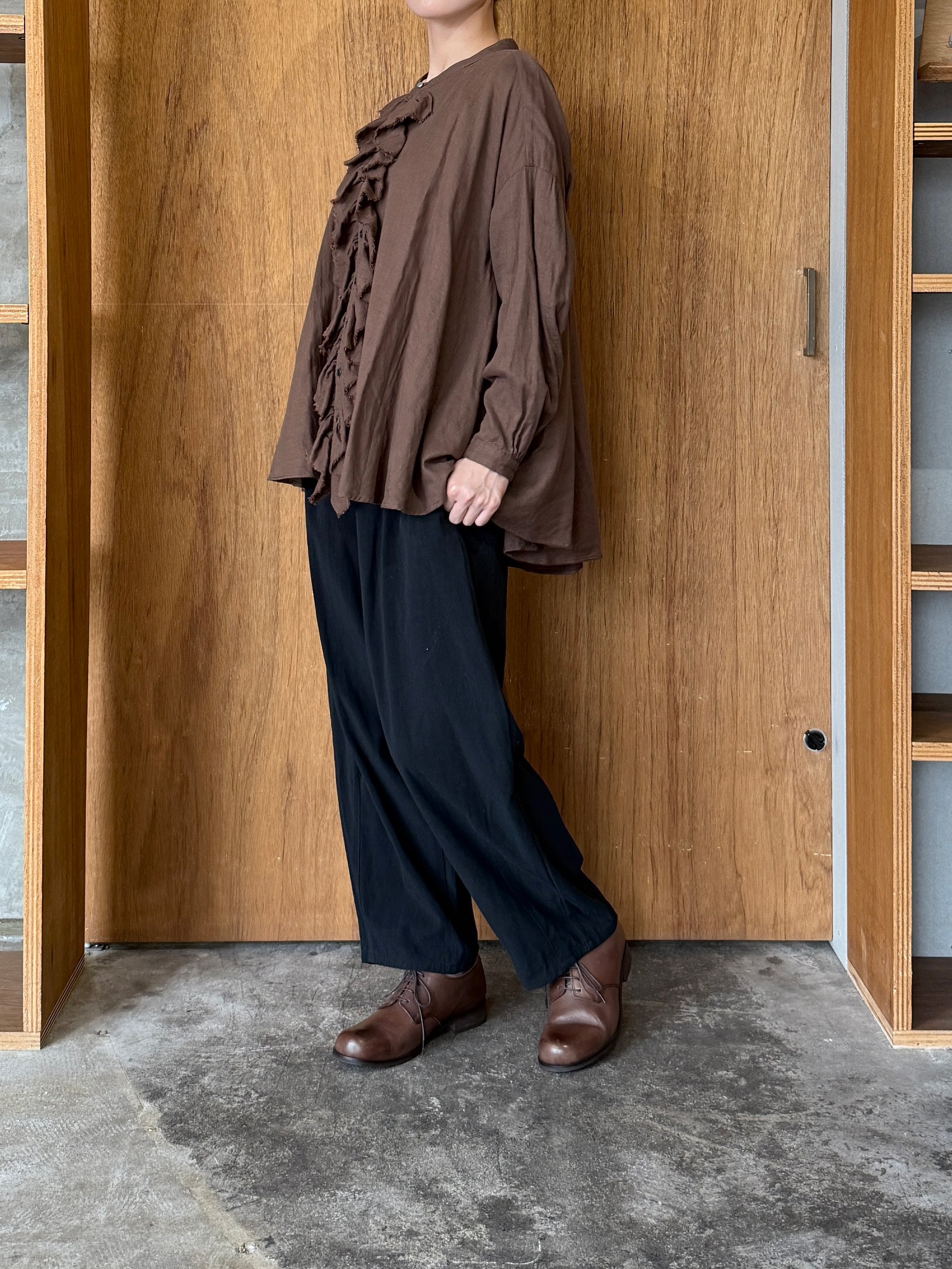 suzuki takayuki / ruffred blouse（cacao brown）