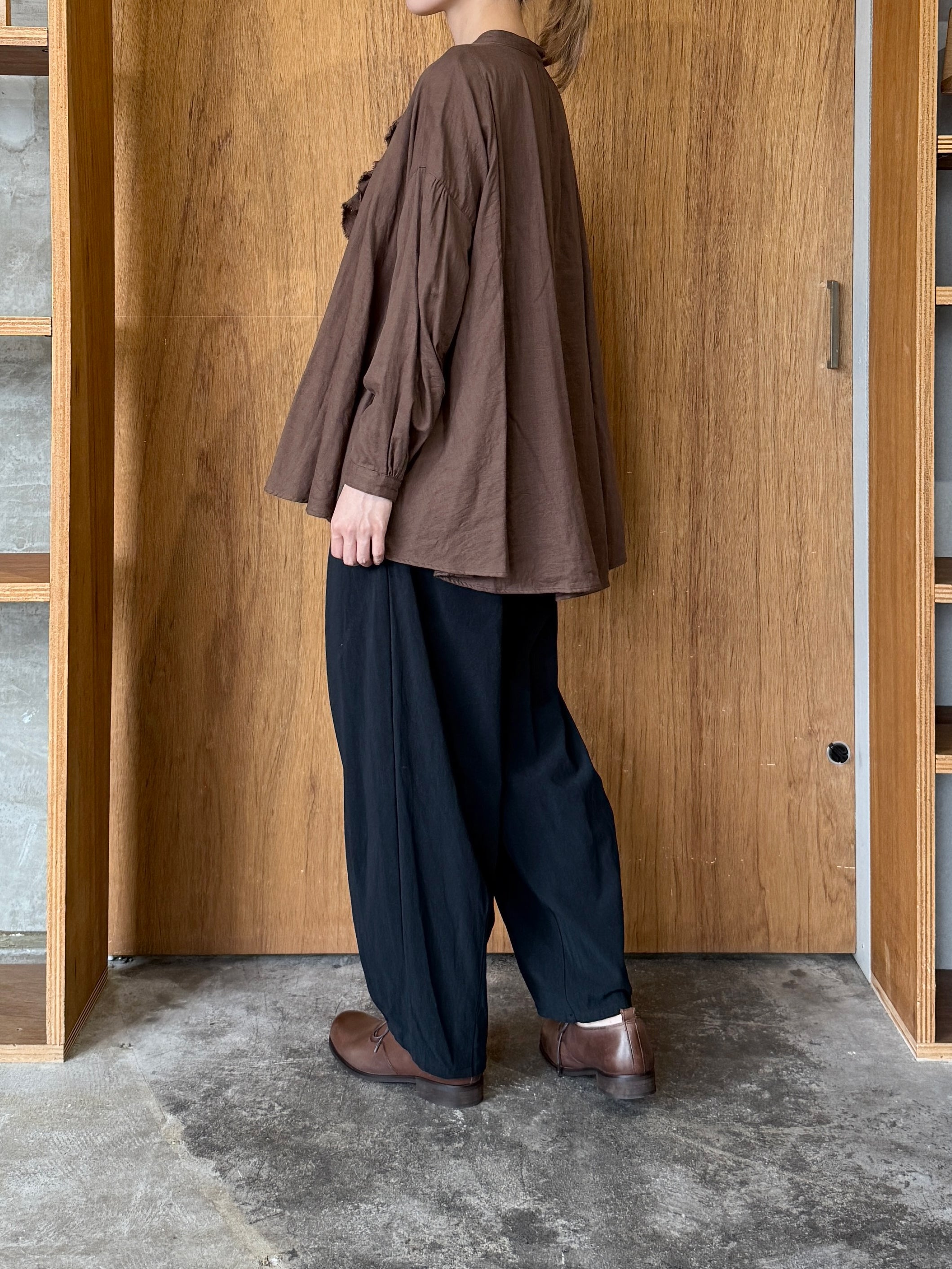 suzuki takayuki / ruffred blouse（cacao brown）