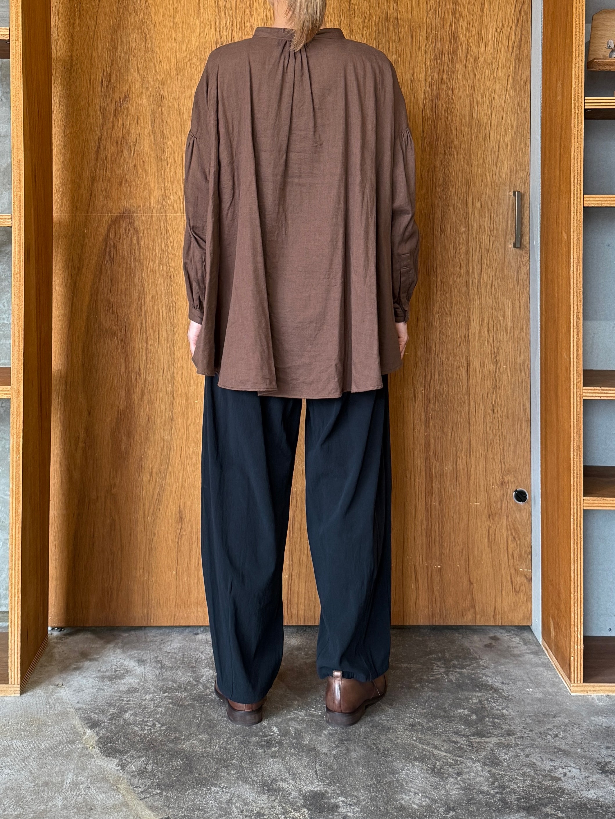 suzuki takayuki / ruffred blouse（cacao brown）