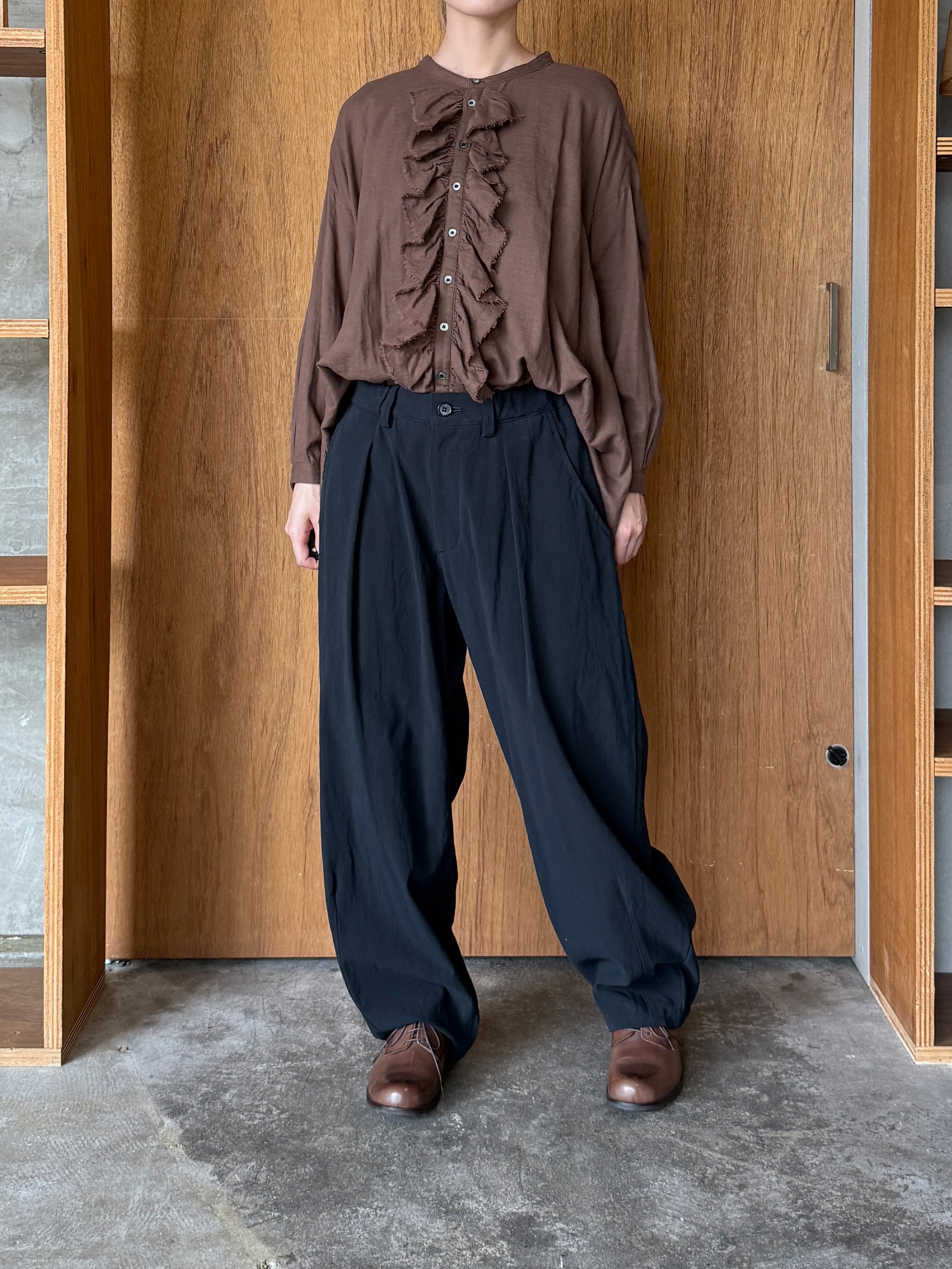 suzuki takayuki / ruffred blouse（cacao brown）
