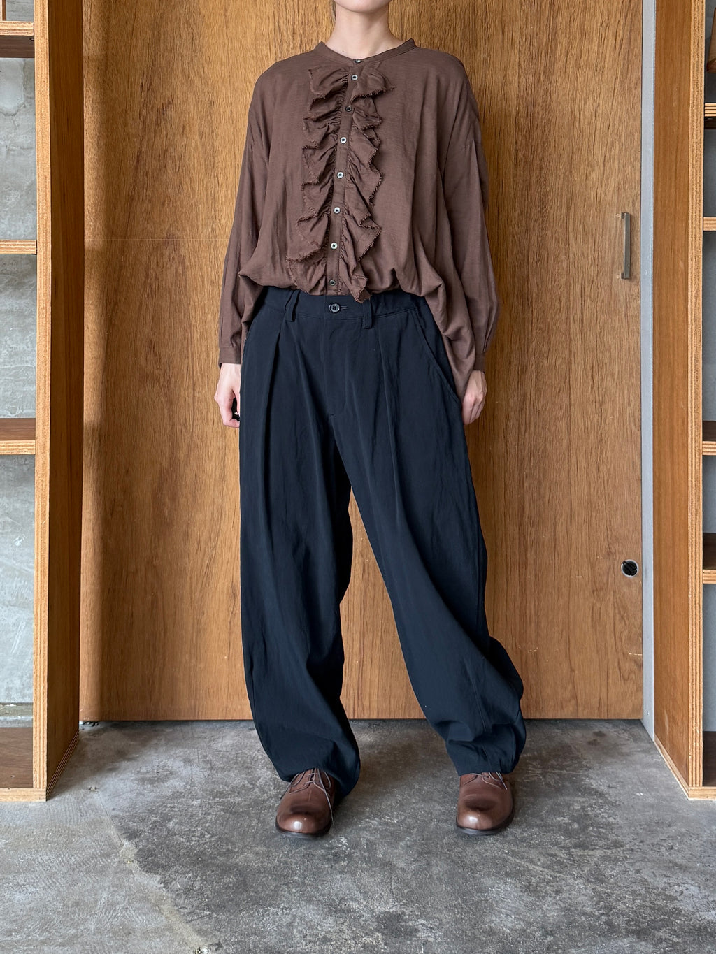 Vlas Blomme / Cotton Twill ワンタックテーパードパンツ(Black)