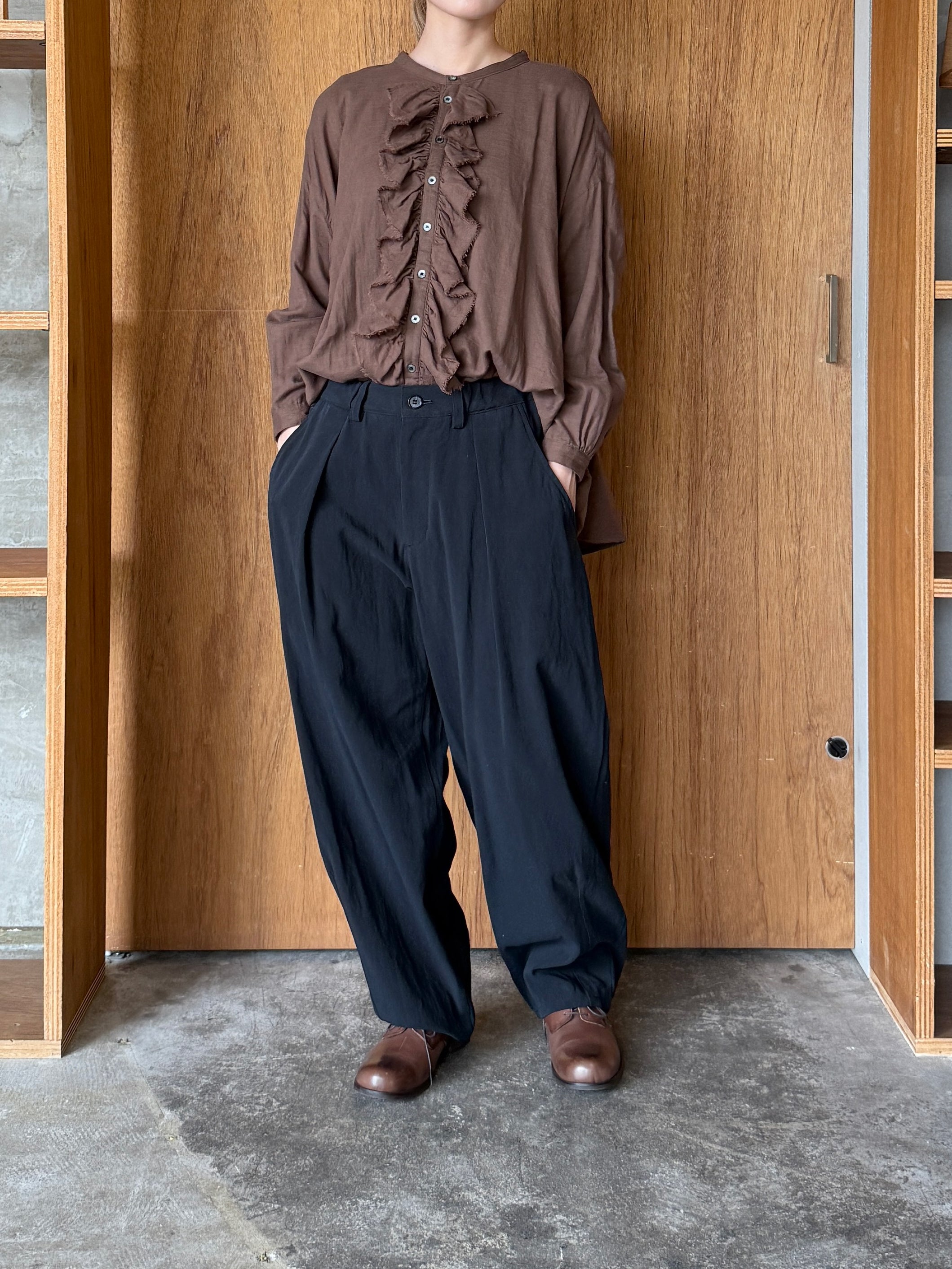 Vlas Blomme / Cotton Twill ワンタックテーパードパンツ(Black)