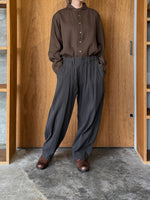 Vlas Blomme / Cotton Twill ワンタックテーパードパンツ(Brown)